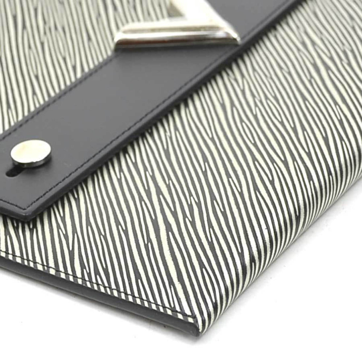 Louis Vuitton Black Silver Epi Leather Clutch Bag Pochette (Pre-Owned)