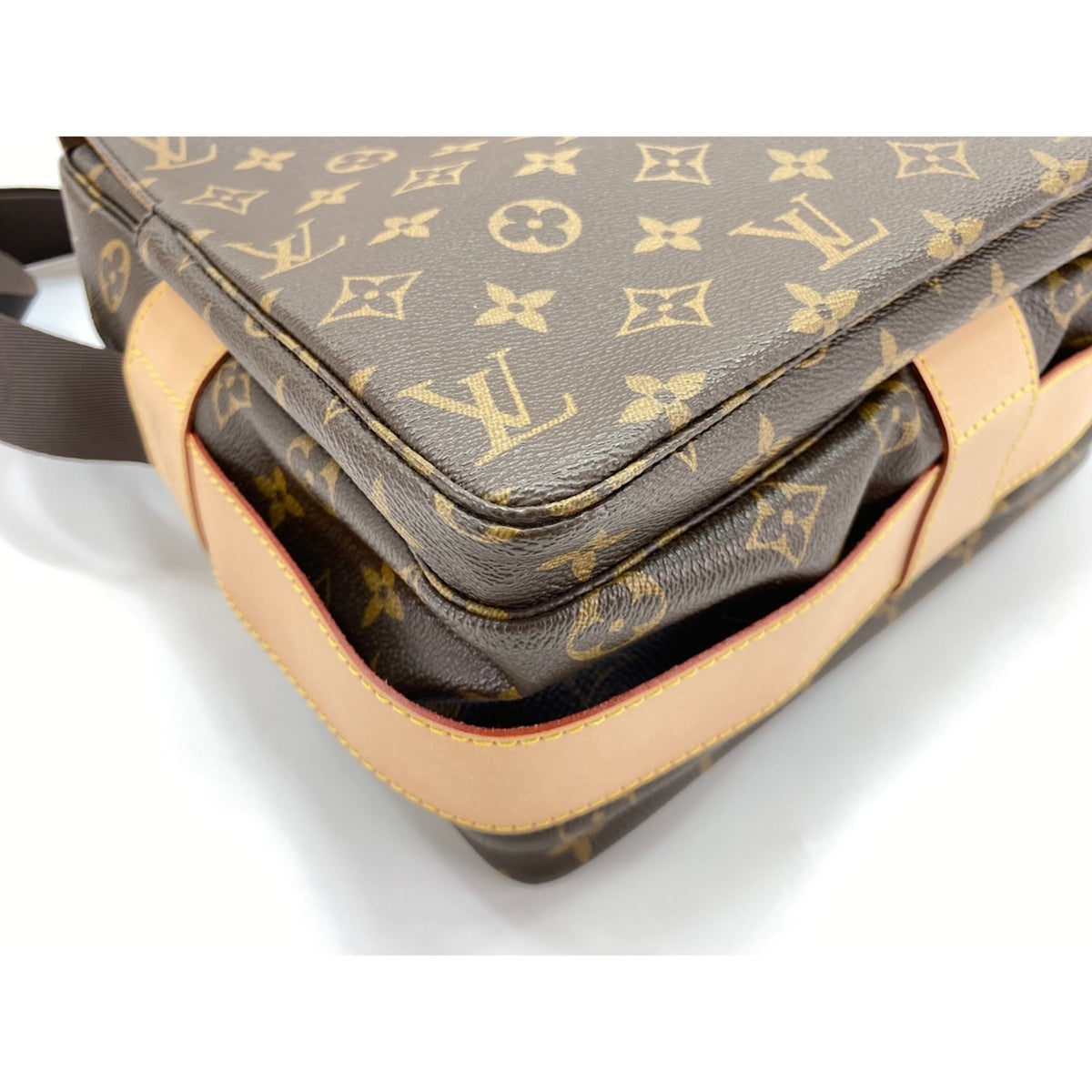Louis Vuitton Brown Shoulder Bag (Pre-Owned)
