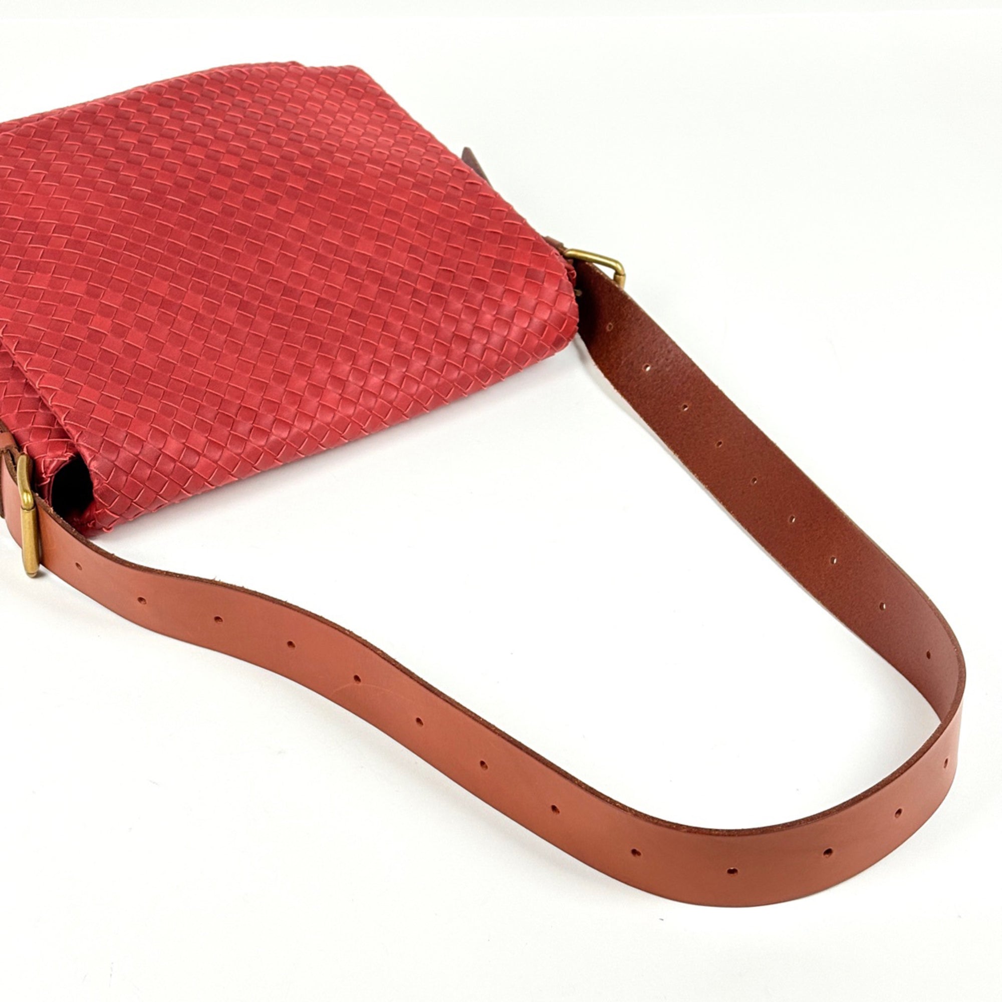 Bottega Veneta Intrecciato Red Color Leather Shoulder Bag (Pre-Owned)
