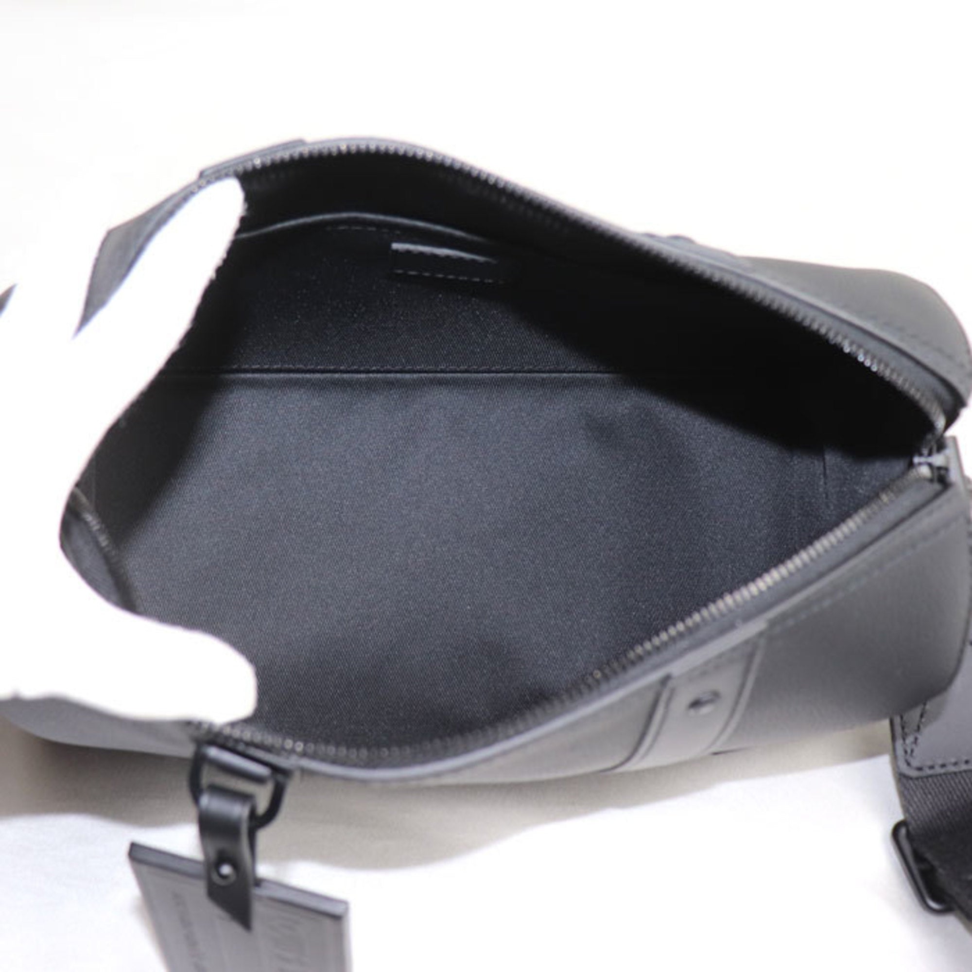 Louis Vuitton Black Leather Shoulder Bag (Pre-Owned)
