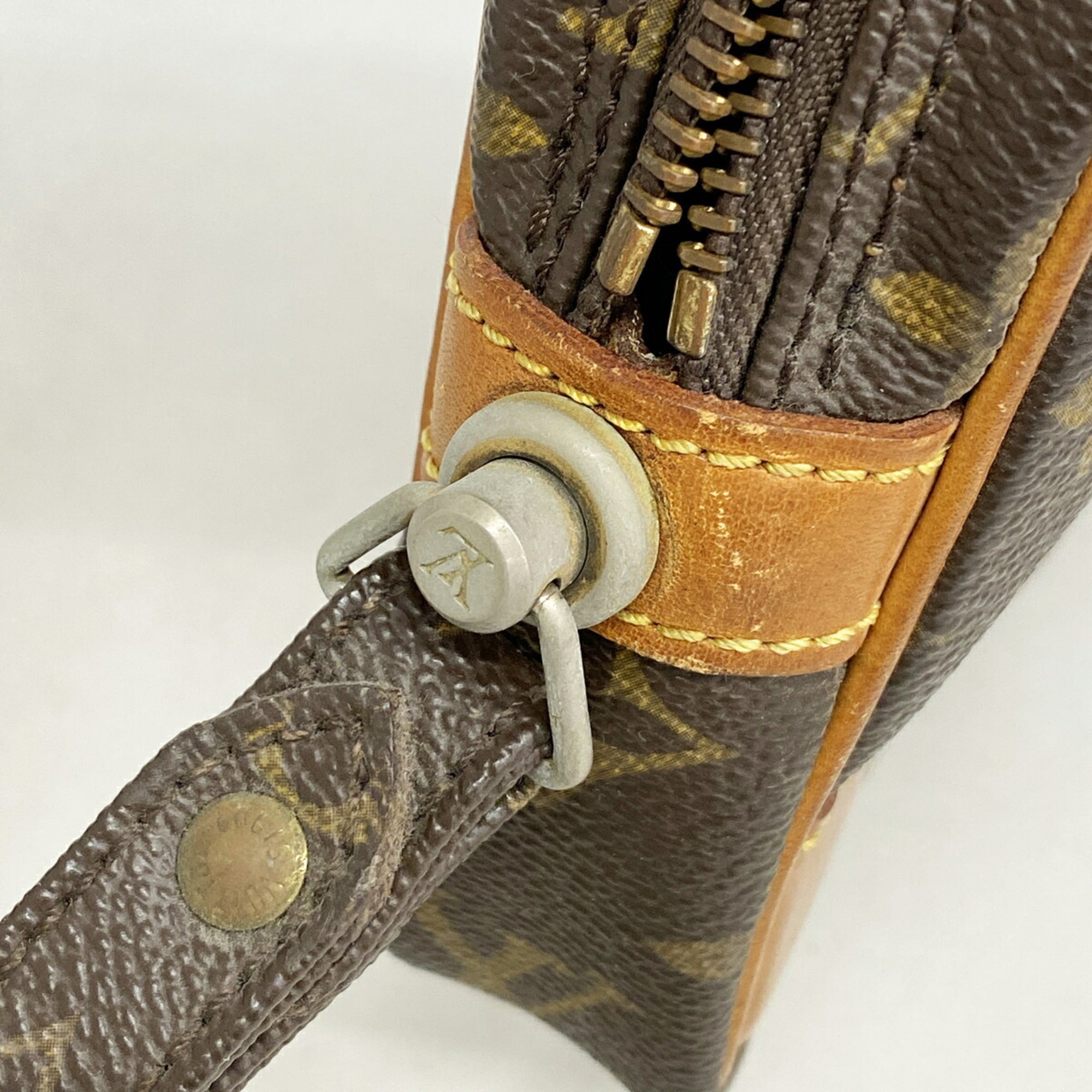 Louis Vuitton Brown Clutch Bag (Pre-Owned)