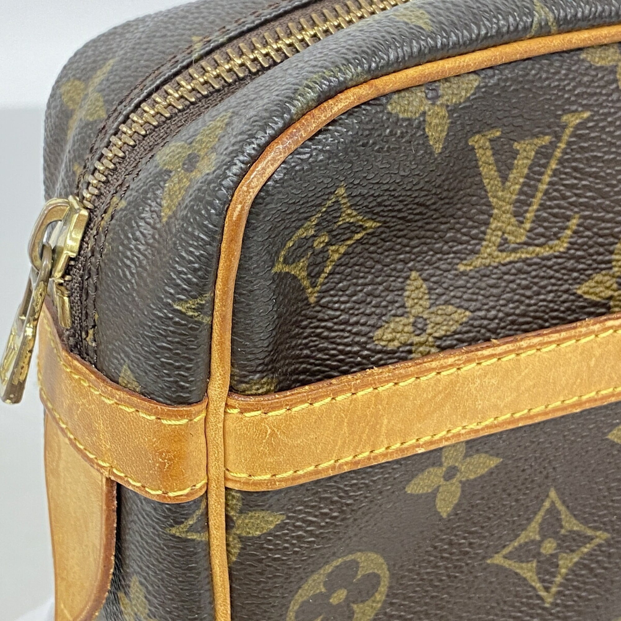 Louis Vuitton Brown Clutch Bag (Pre-Owned)