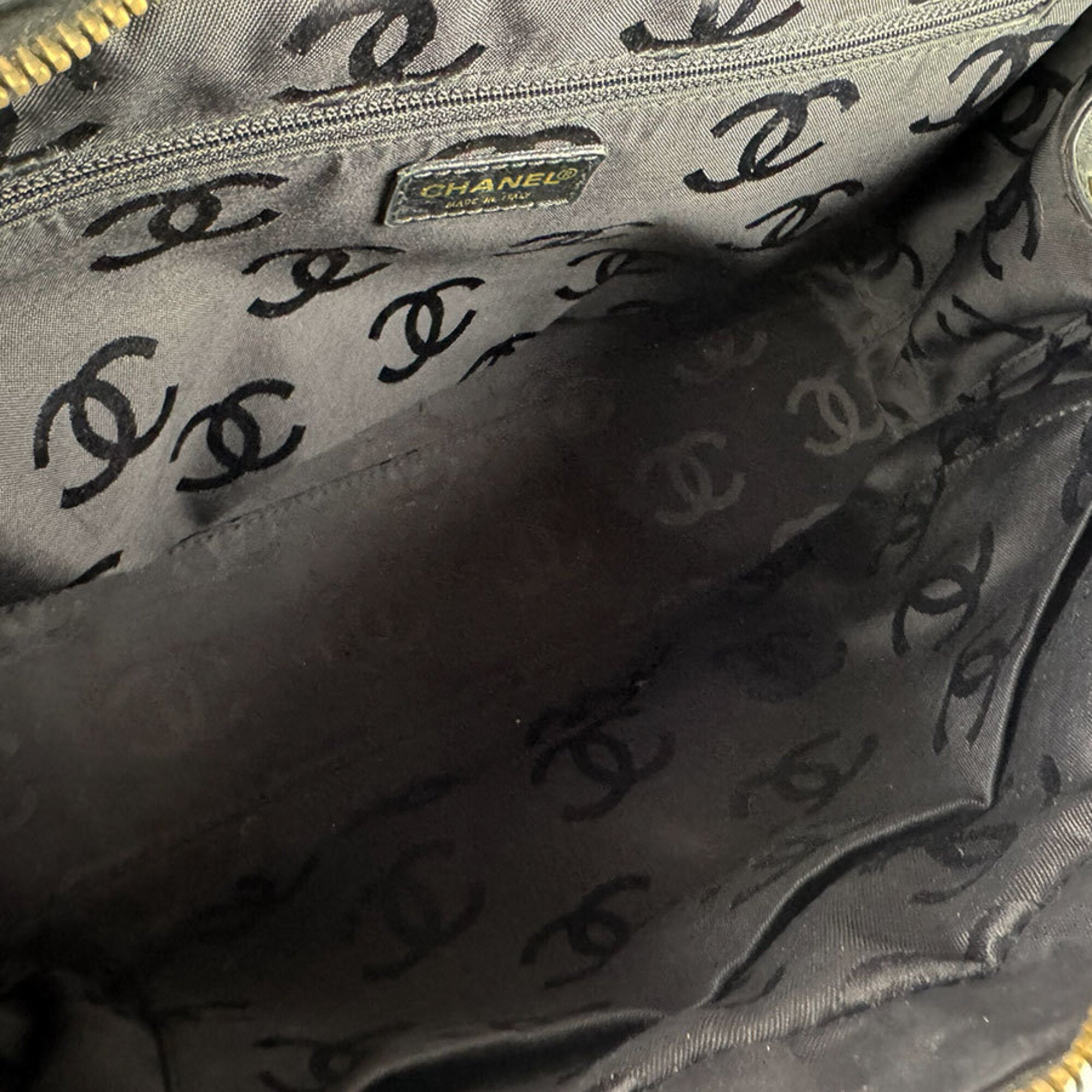 Chanel Black Leather Handbag (Pre-Owned)