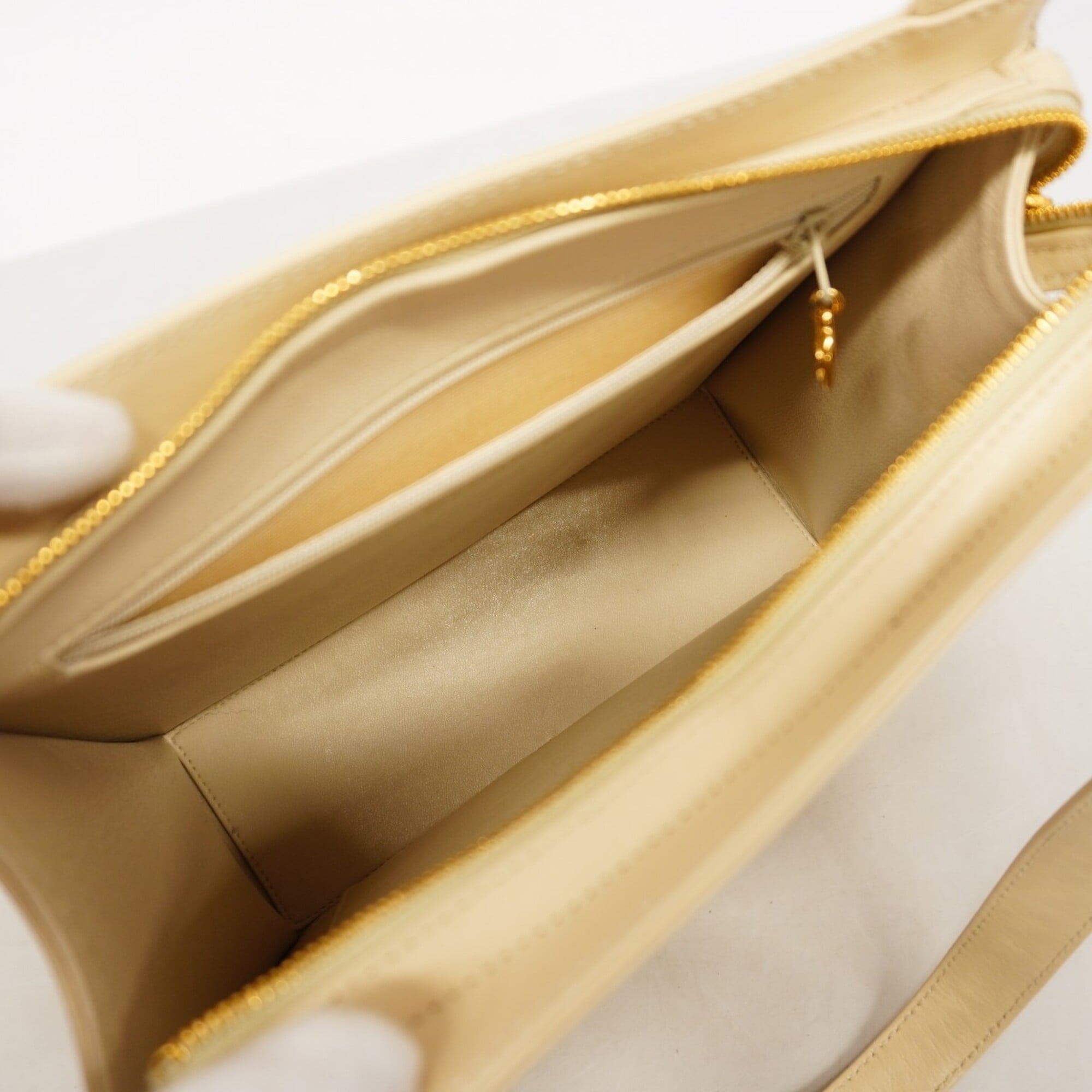 Chanel Ivory Leather Shoulder Bag (Pre-Owned)