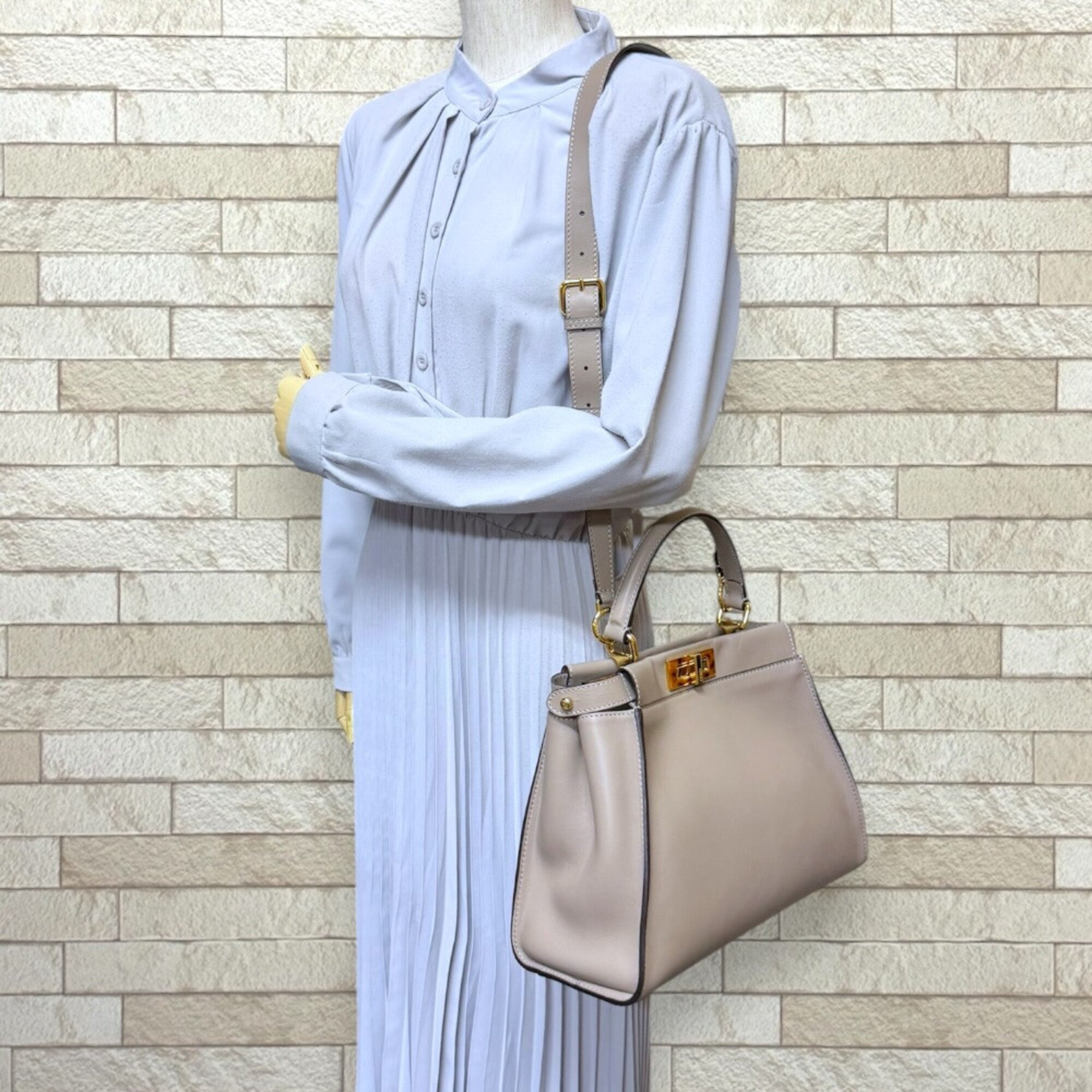 Fendi Peekaboo Beige Grayish Leather Shoulder Bag (Pre-Owned)
