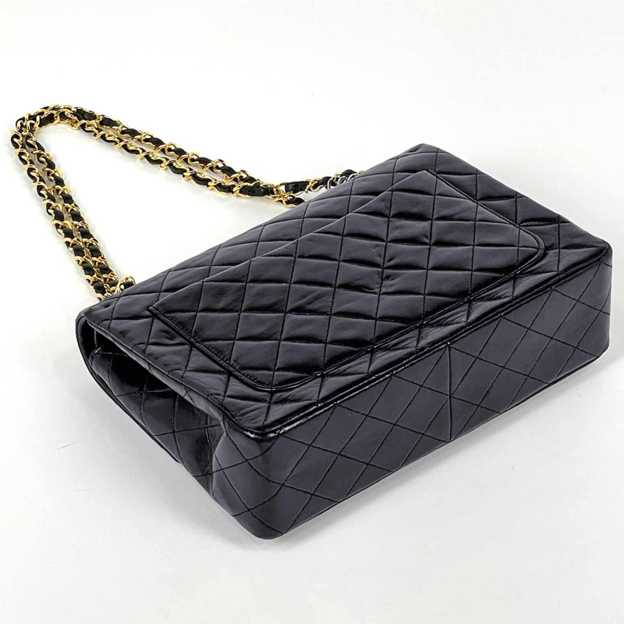 Chanel Black Leather Shoulder Bag (Pre-Owned)