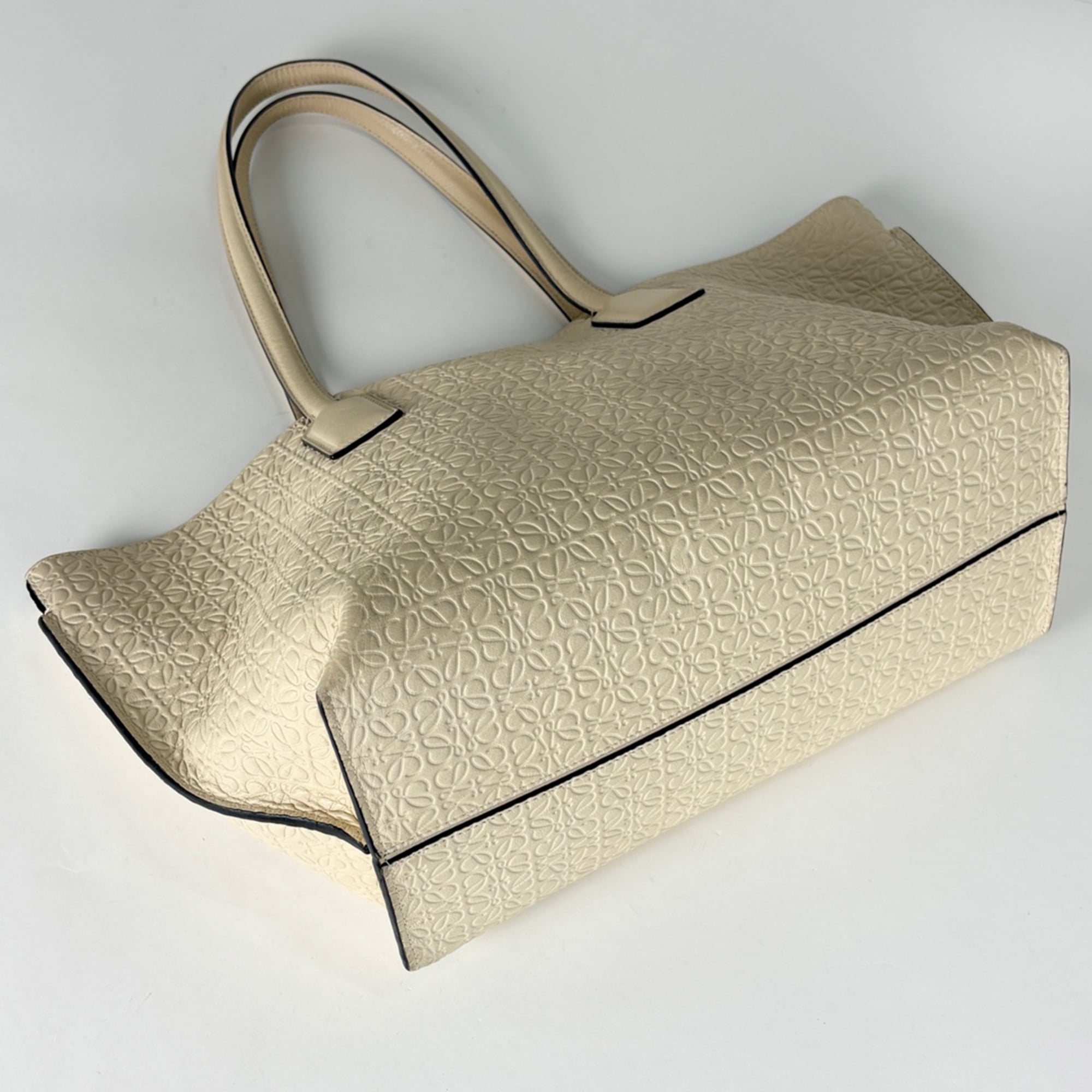 Loewe Ivory Leather Tote Bag (Pre-Owned)