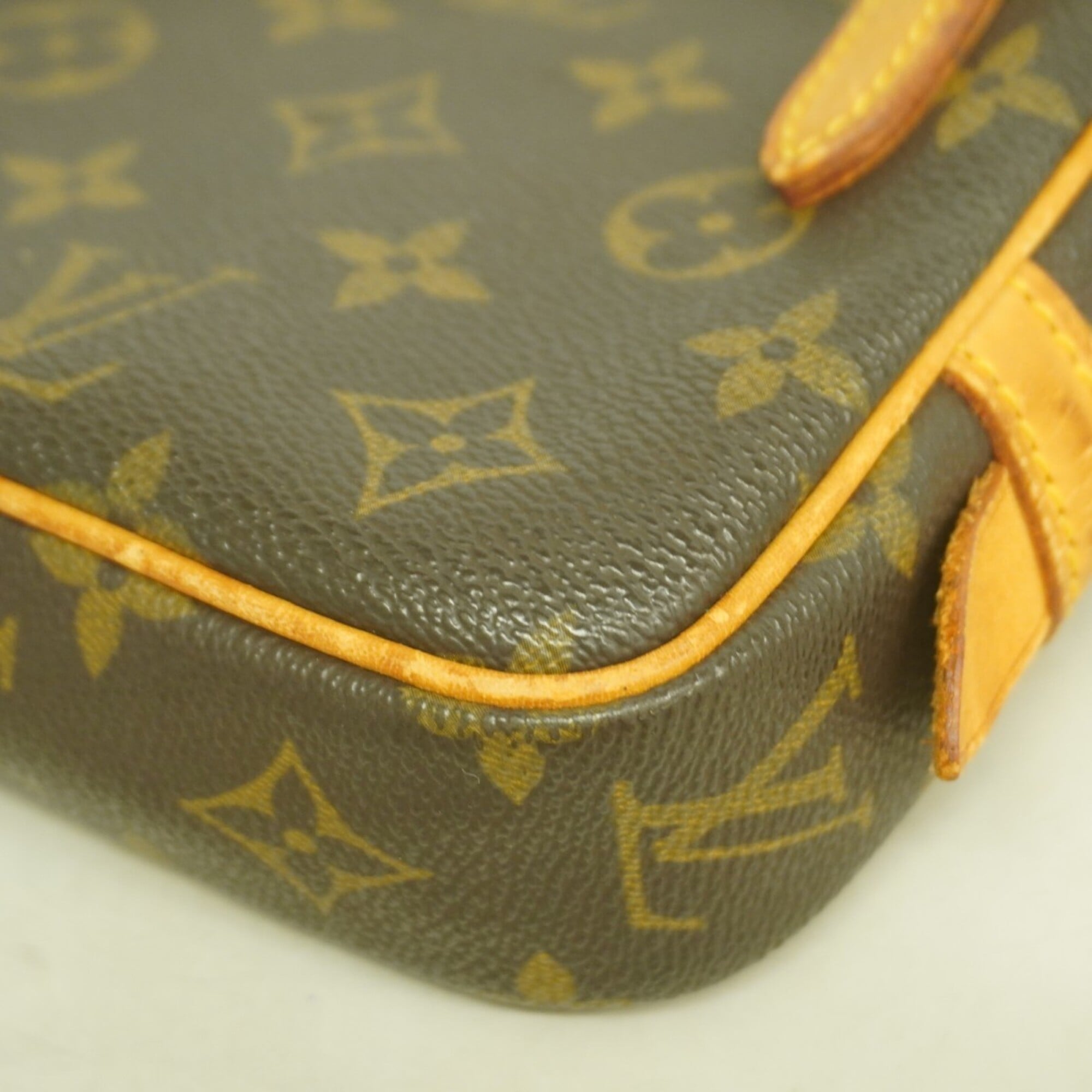 Louis Vuitton Brown Shoulder Bag (Pre-Owned)