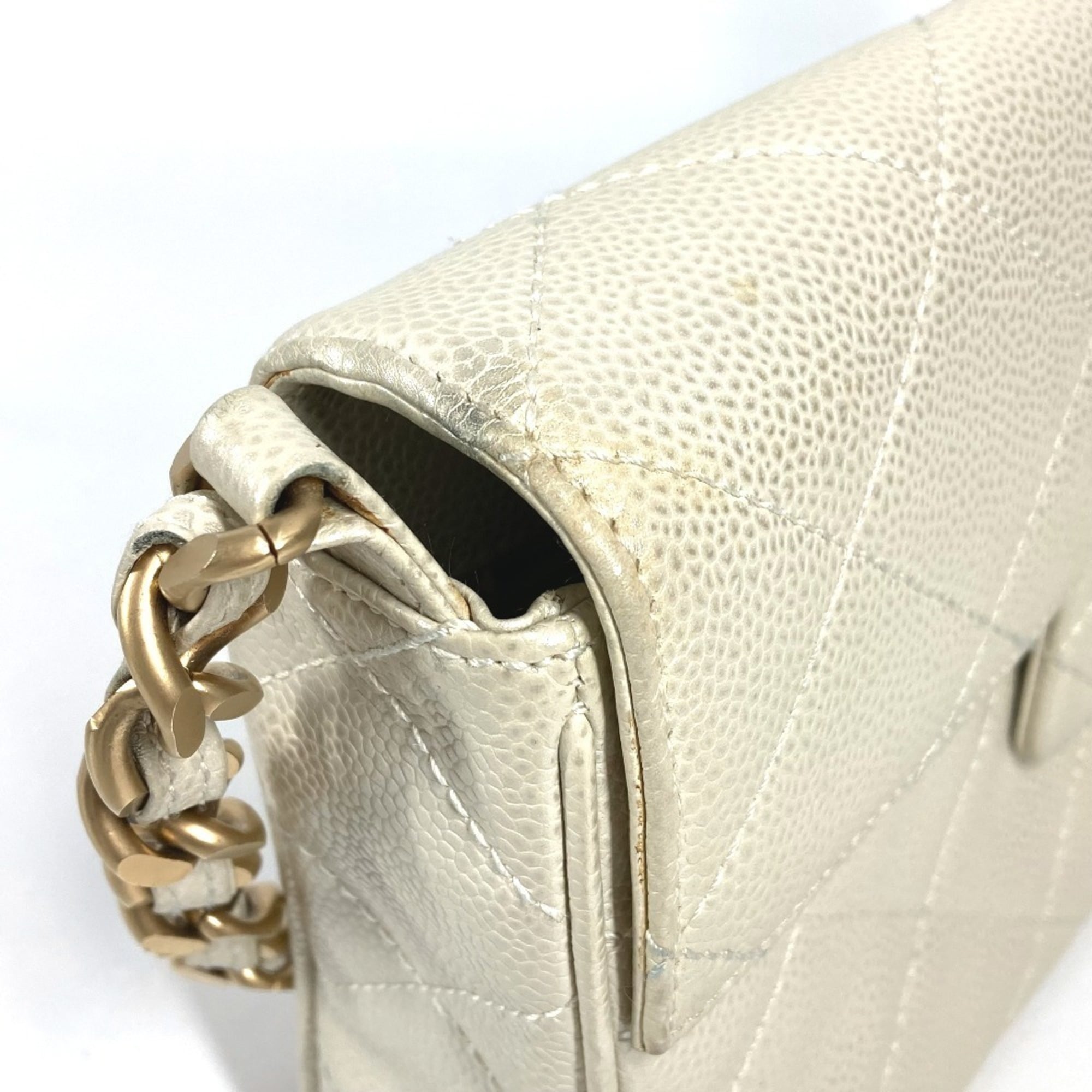 Chanel Matelasse White Grained Calfskin Shoulder Bag (Pre-Owned)