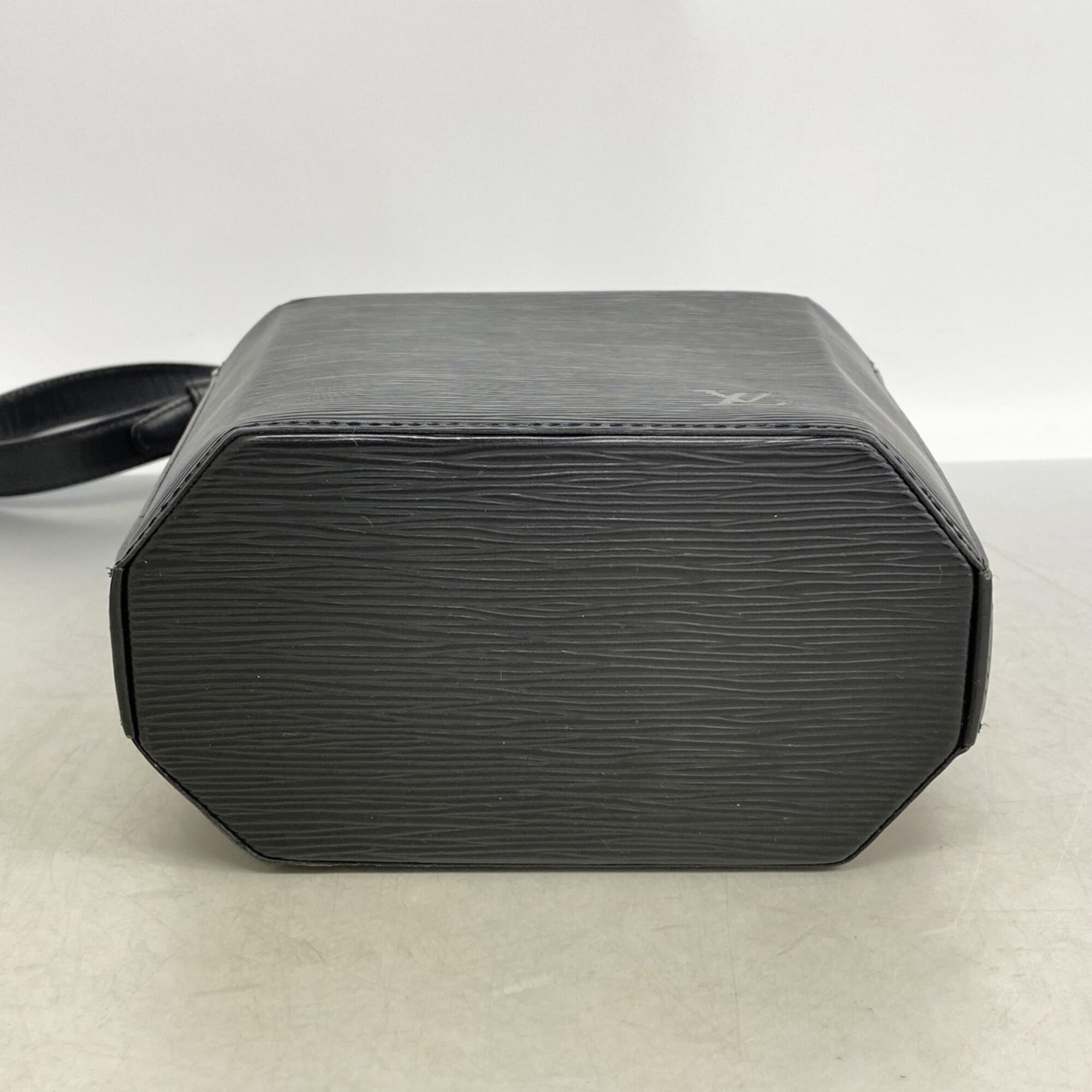 Louis Vuitton Noir Shoulder Bag (Pre-Owned)