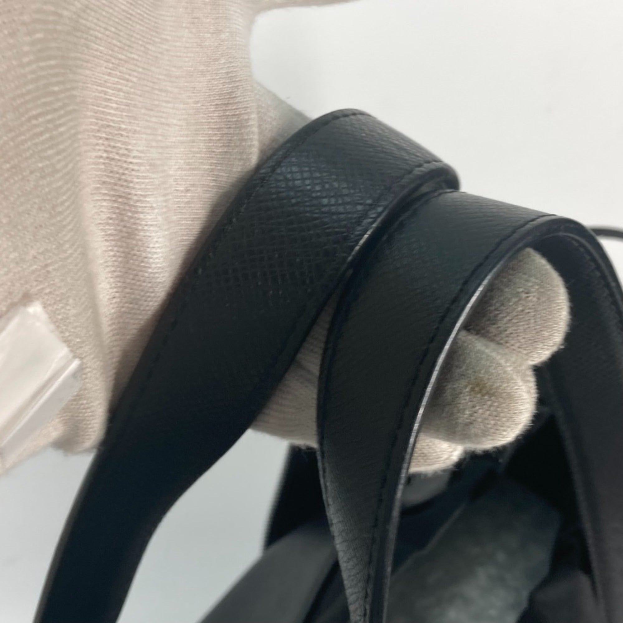 Louis Vuitton Black White Taiga Leather Pouch Shoulder Bag Tote Bag (Pre-Owned)