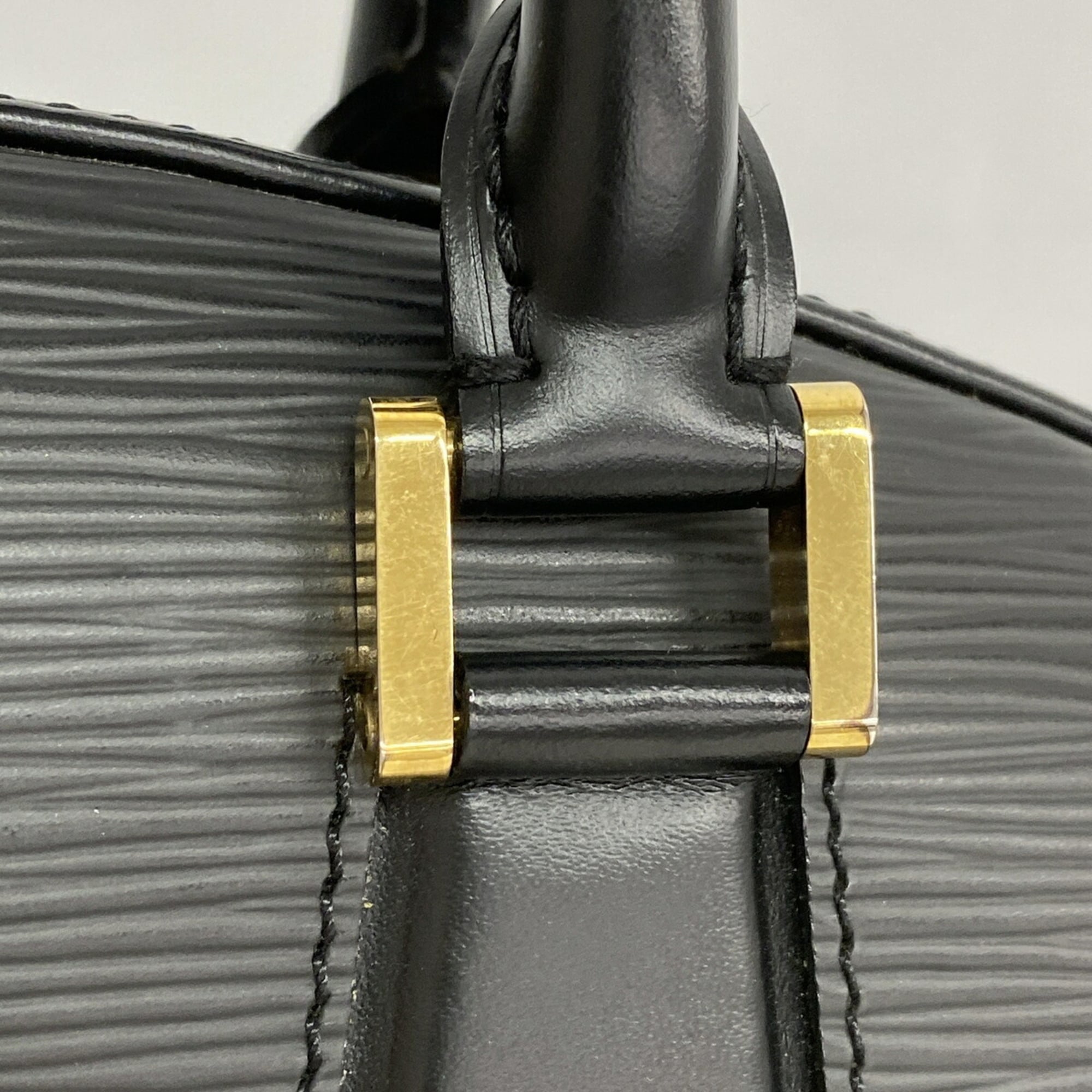 Louis Vuitton Noir Handbag (Pre-Owned)