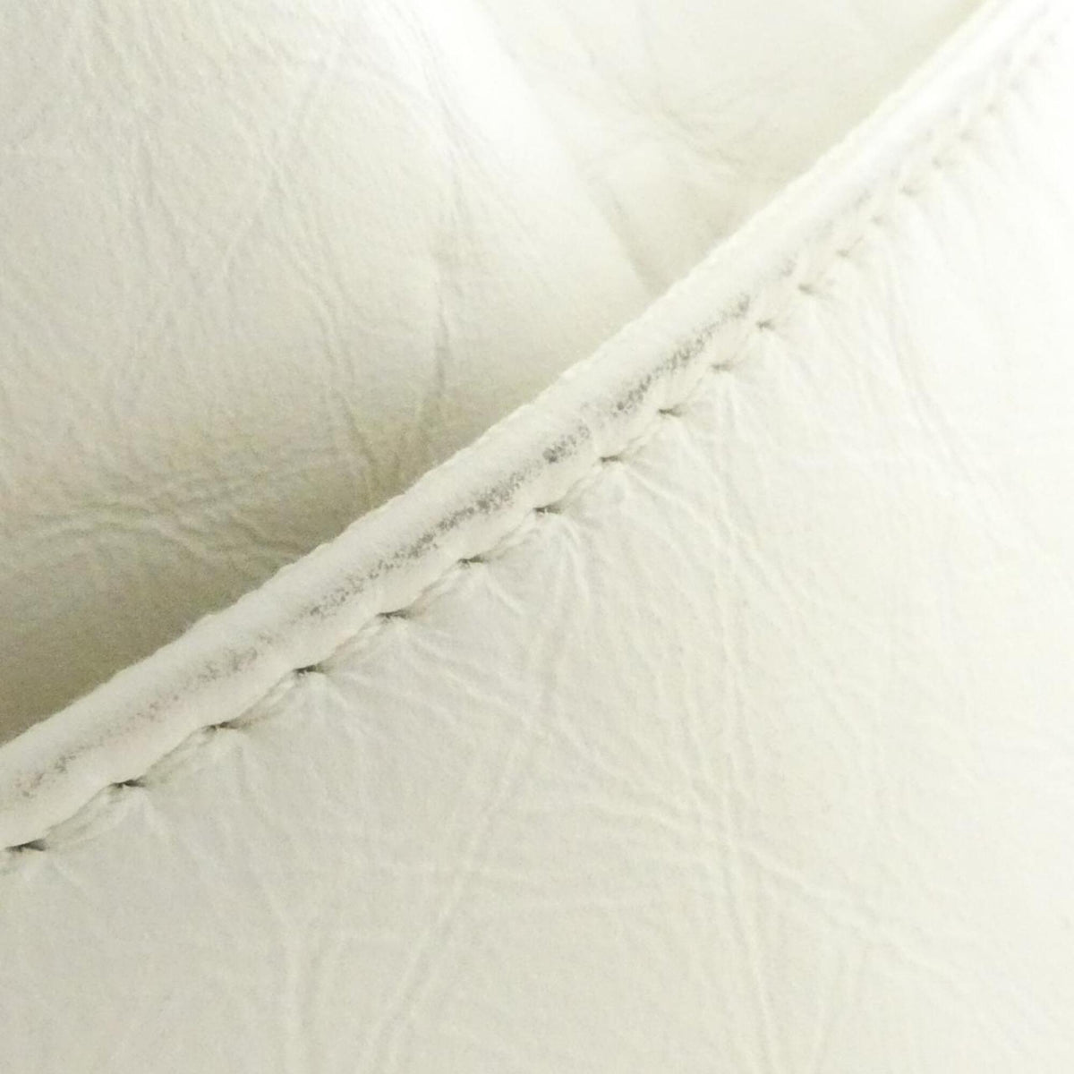 Chanel White Leather Handbag (Pre-Owned)