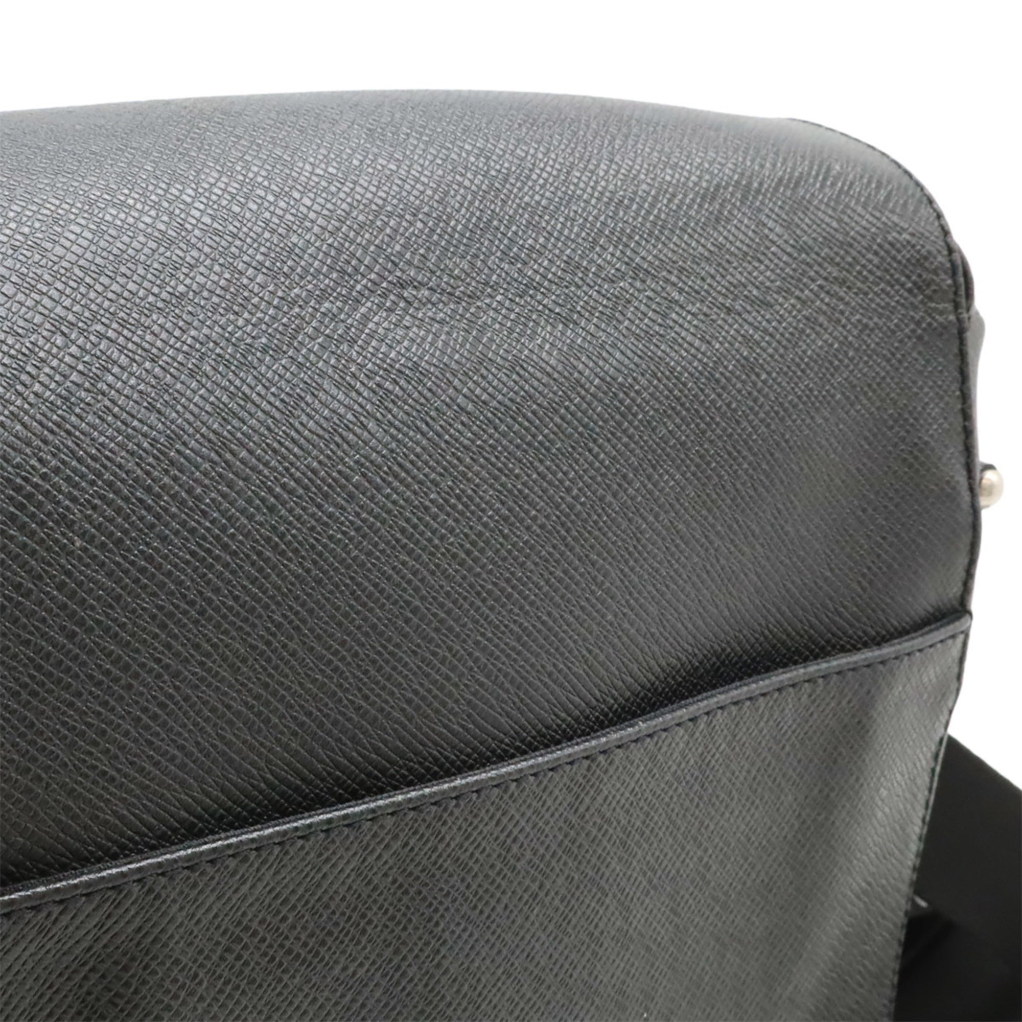 Louis Vuitton Ardoise Black Taiga Leather Leather Shoulder Bag (Pre-Owned)