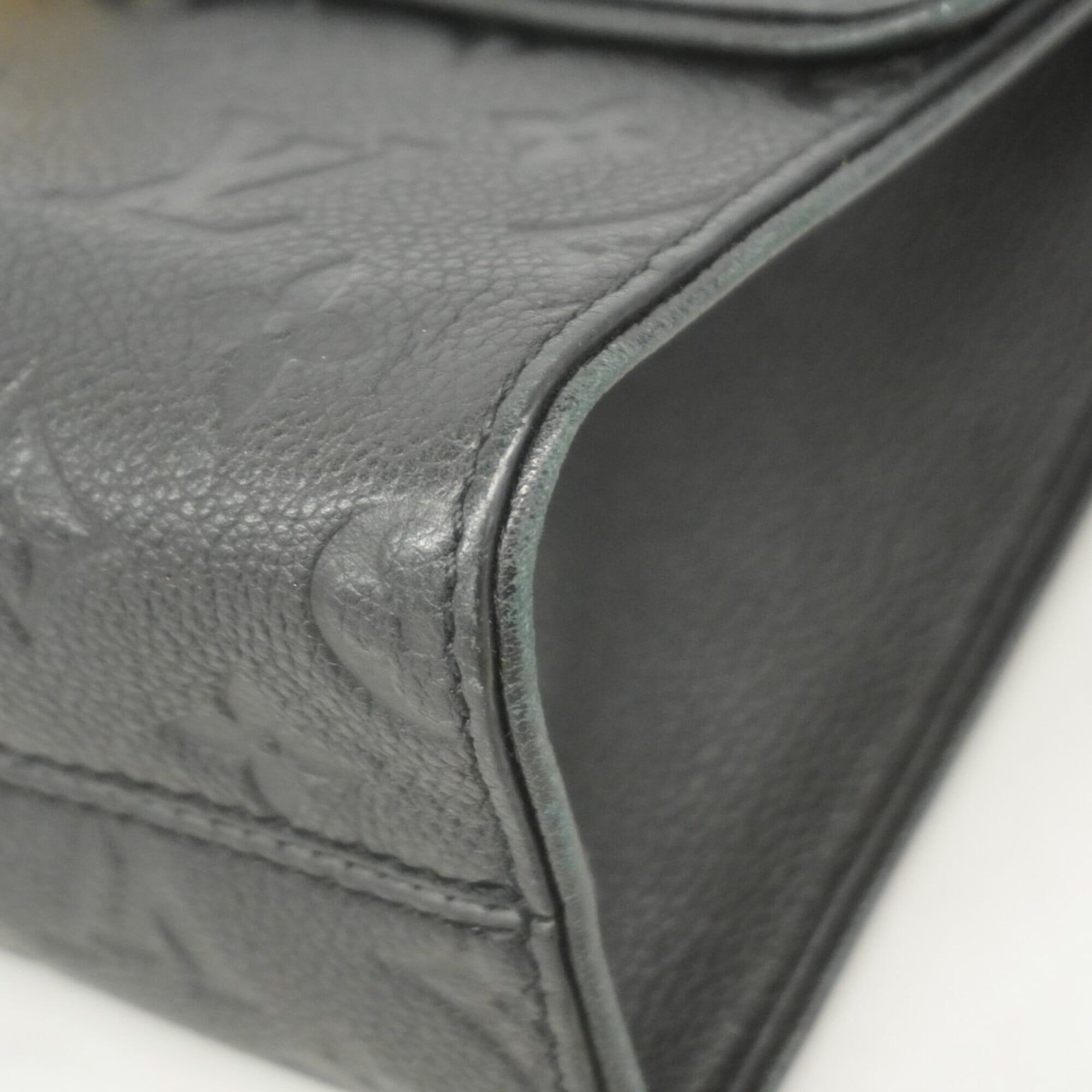 Louis Vuitton Noir Shoulder Bag (Pre-Owned)