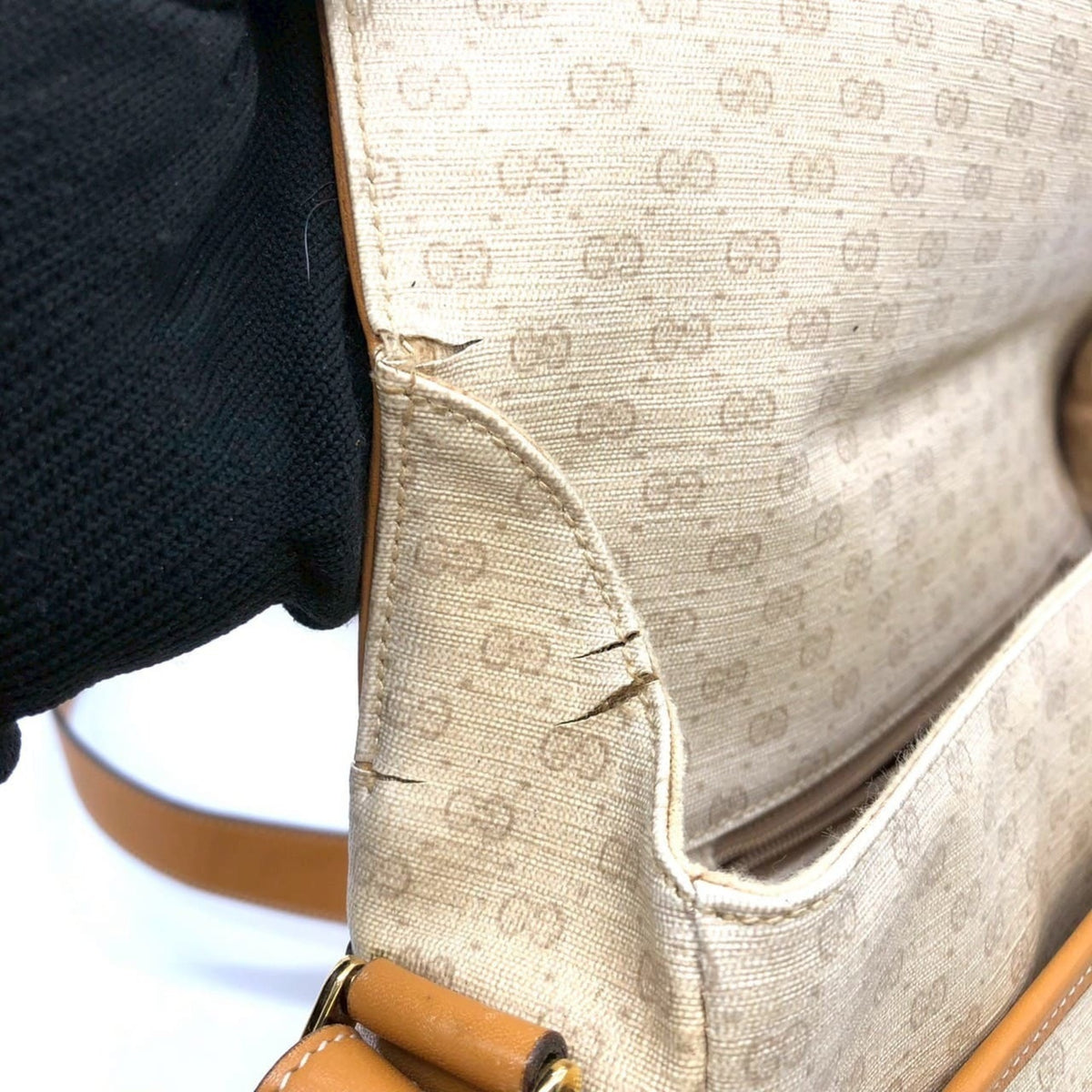 Gucci Off-White Micro Gg Leather Shoulder Bag (Pre-Owned)
