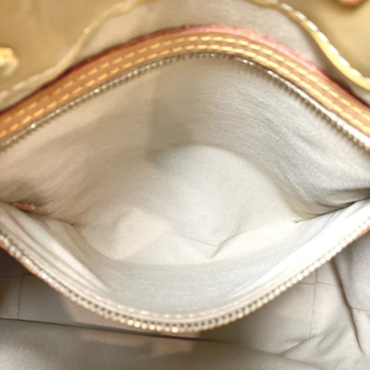 Louis Vuitton Beige Patent Leather Handbag (Pre-Owned)