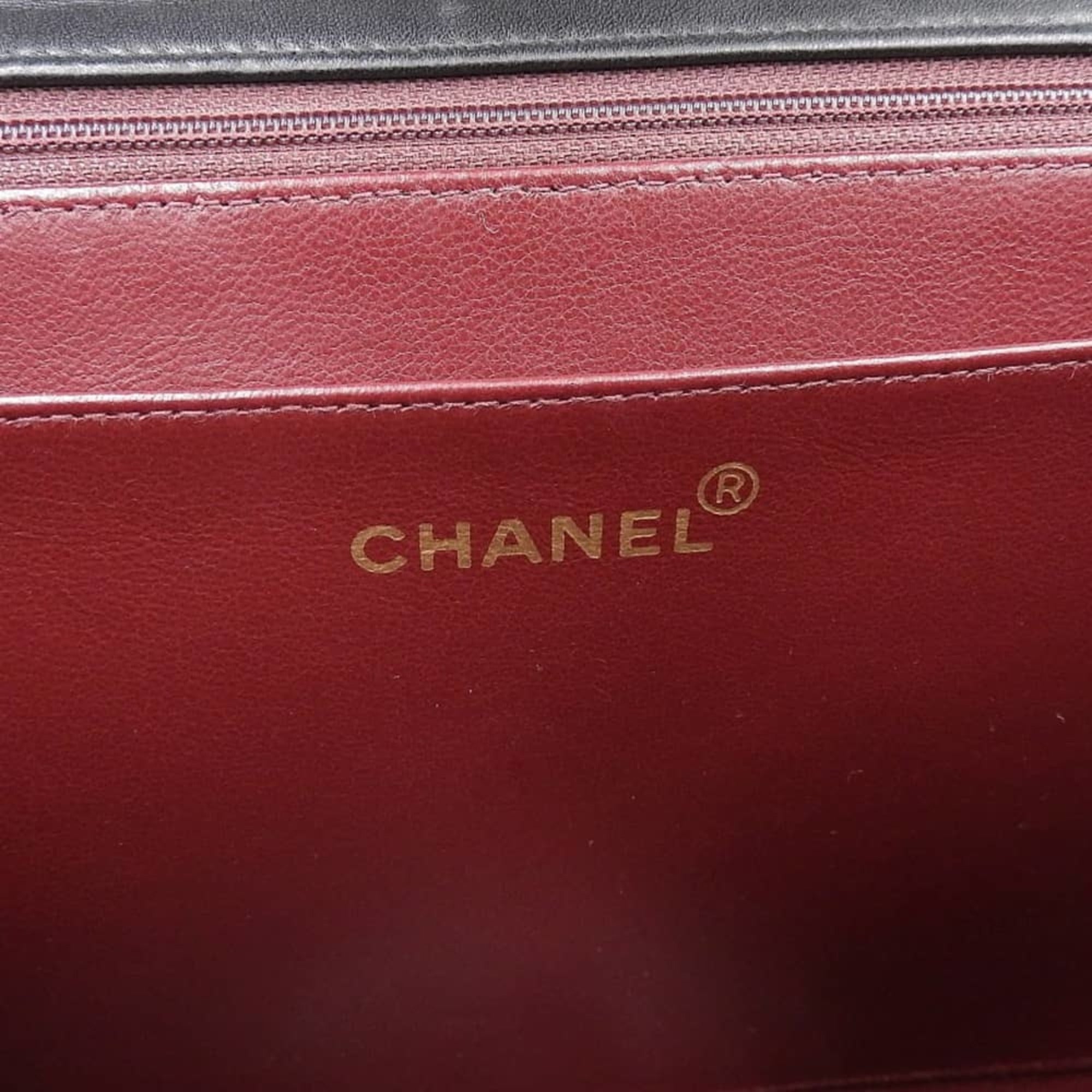 Chanel Matelasse Black Leather Shoulder Bag (Pre-Owned)