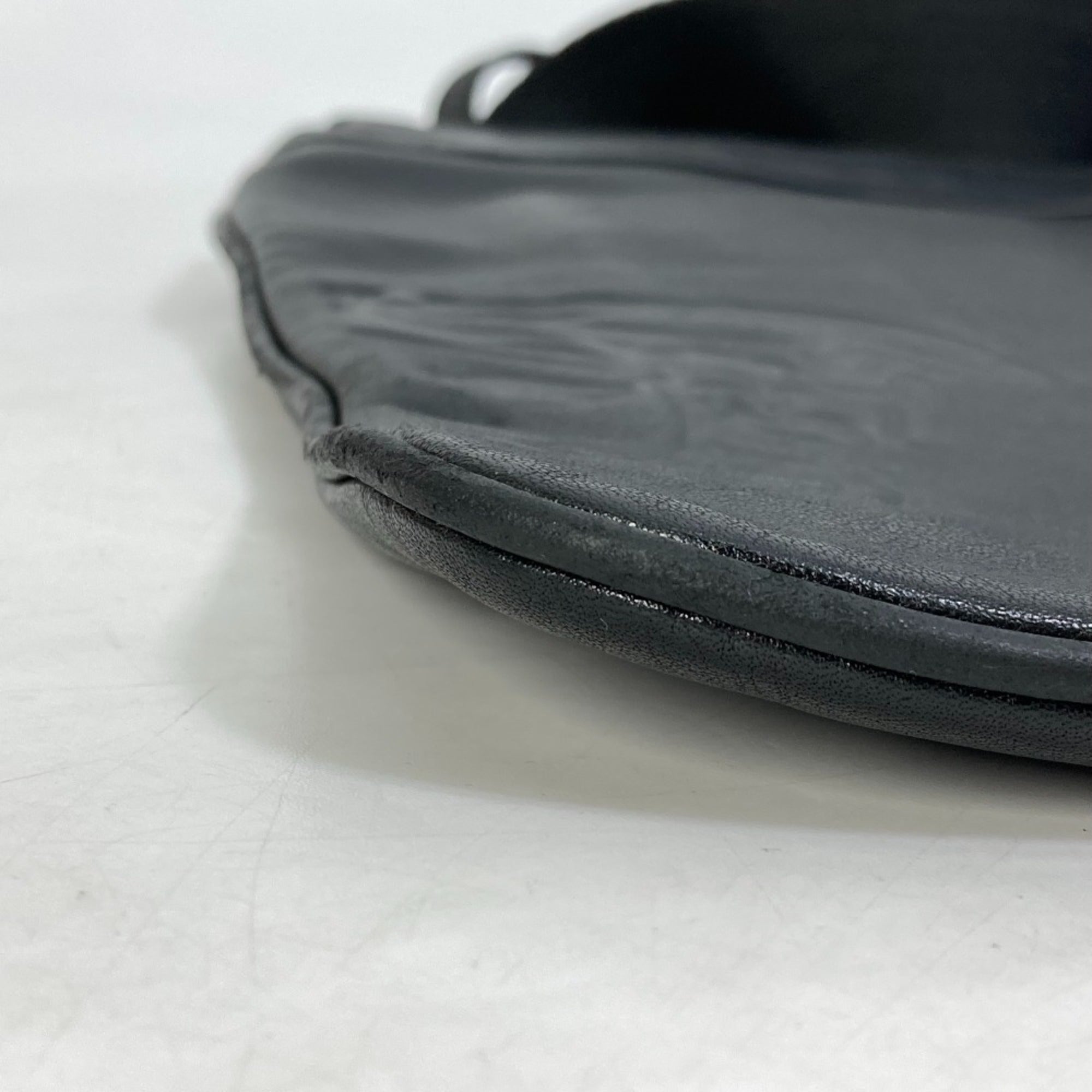 Versace Black Leather Shoulder Bag (Pre-Owned)