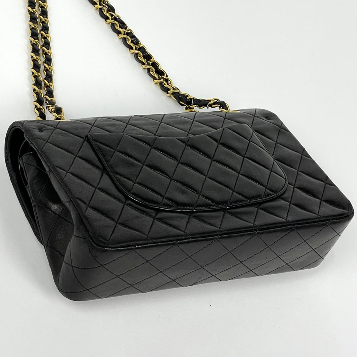 Chanel Matelasse Black Leather Shoulder Bag (Pre-Owned)