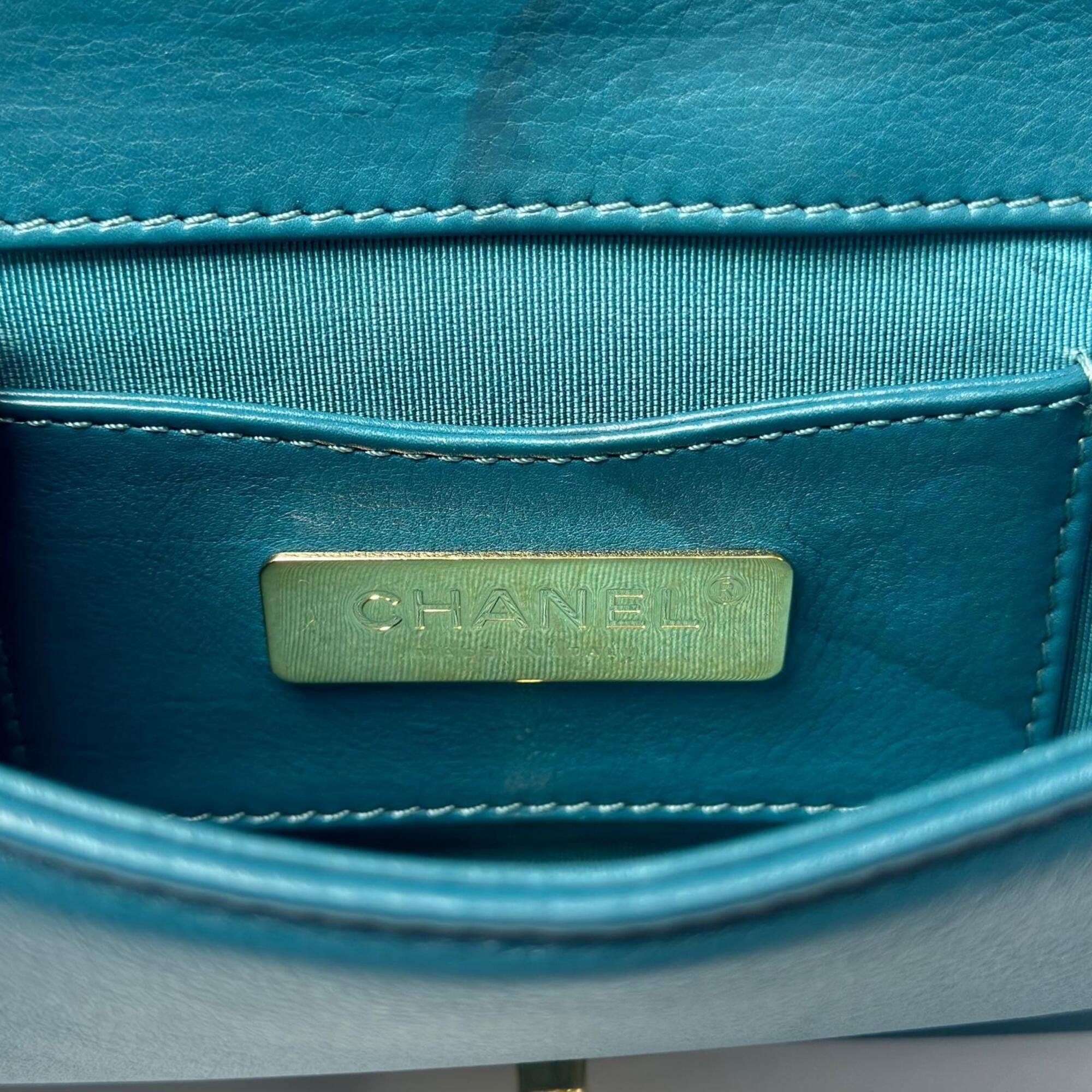 Chanel Green Leather Shoulder Bag (Pre-Owned)