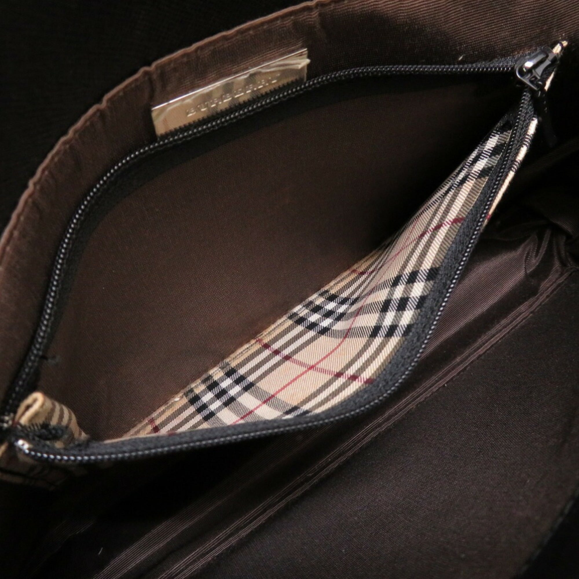 Burberry Black Leather Handbag (Pre-Owned)
