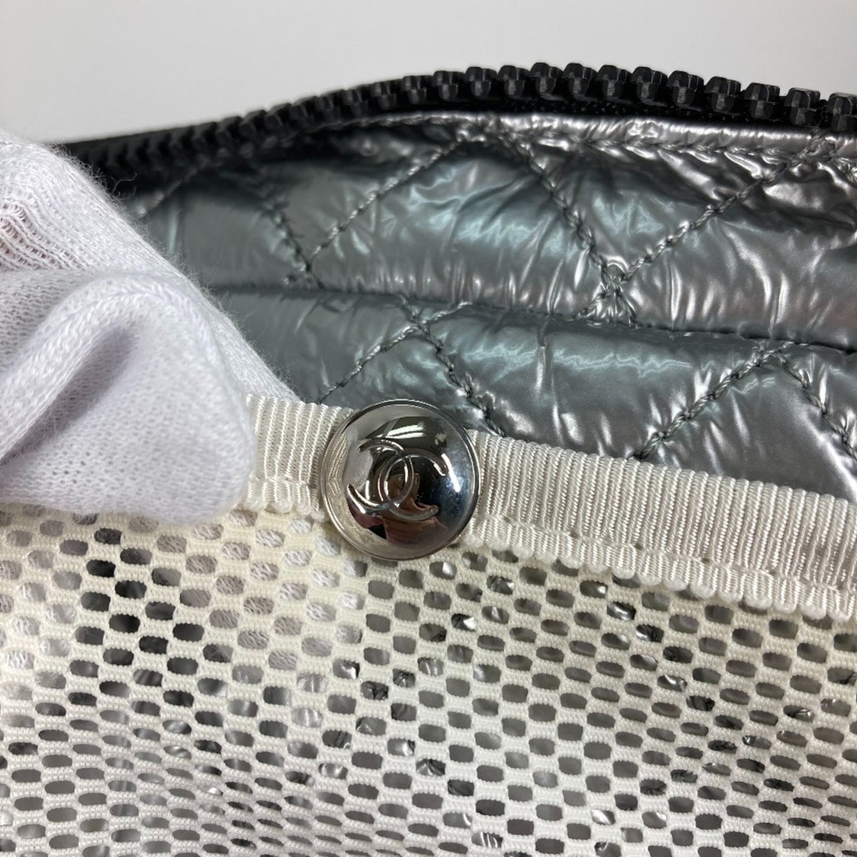Chanel White Cloth Shoulder Bag (Pre-Owned)