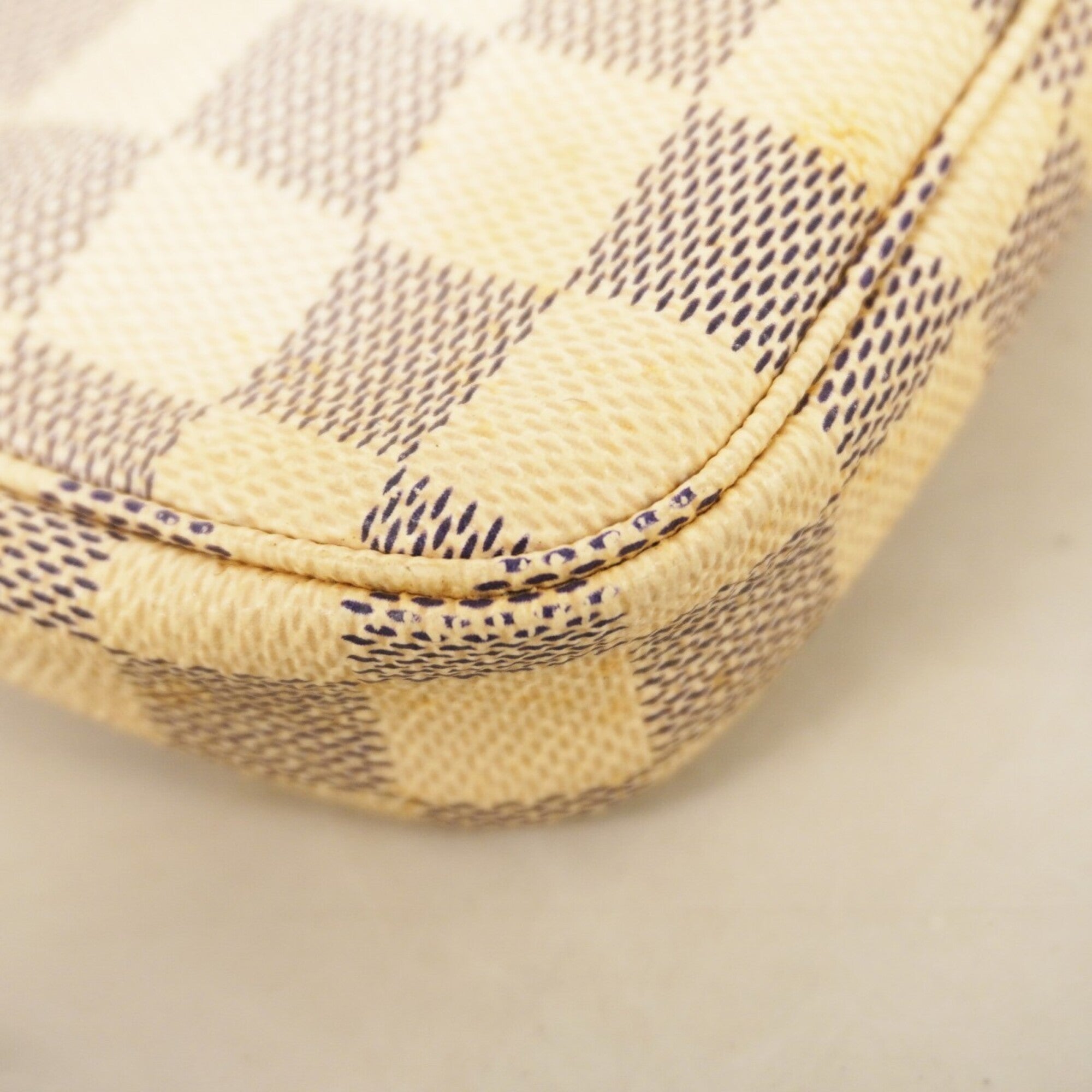Louis Vuitton White Pouch (Pre-Owned)