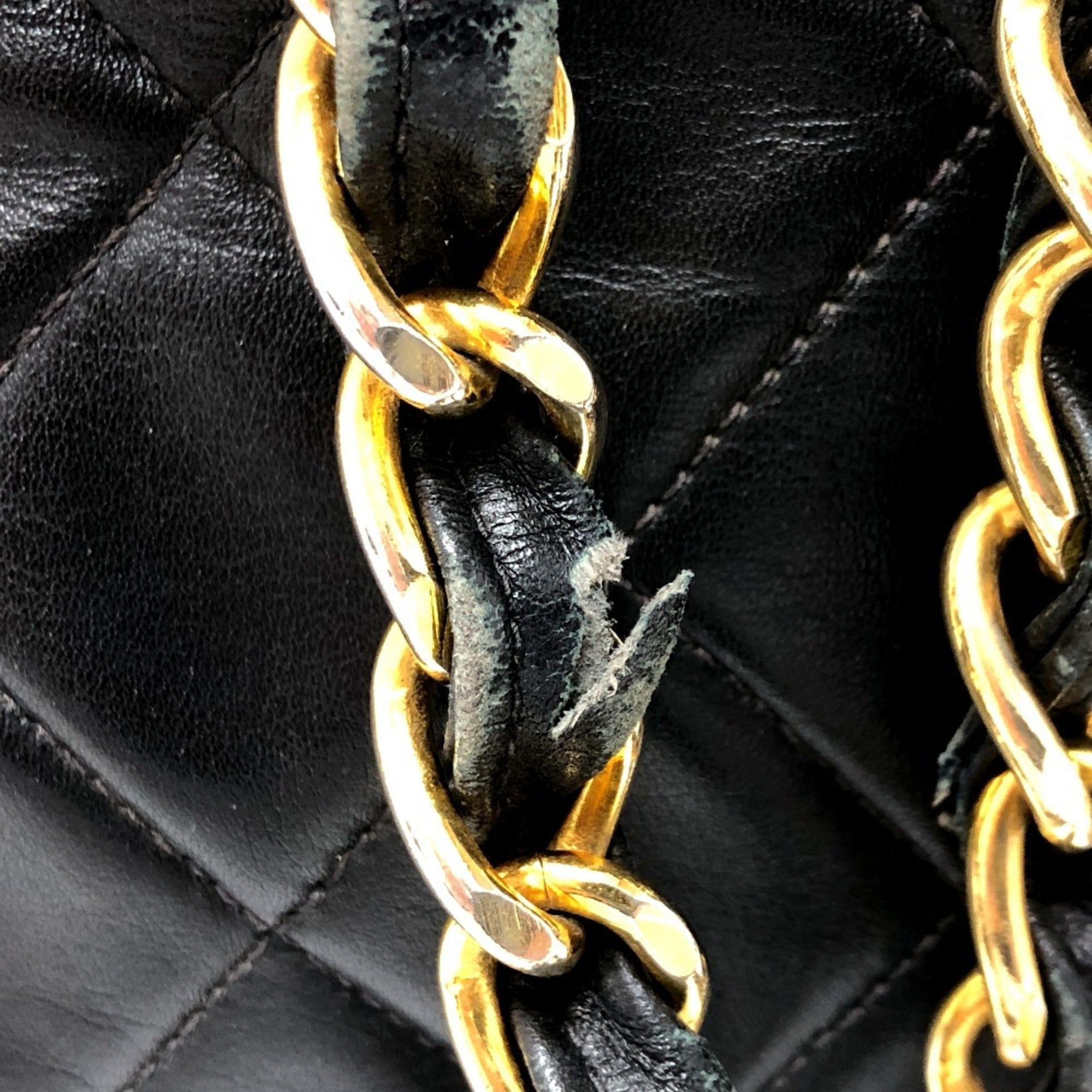Chanel Matelasse Black Leather Shoulder Bag (Pre-Owned)