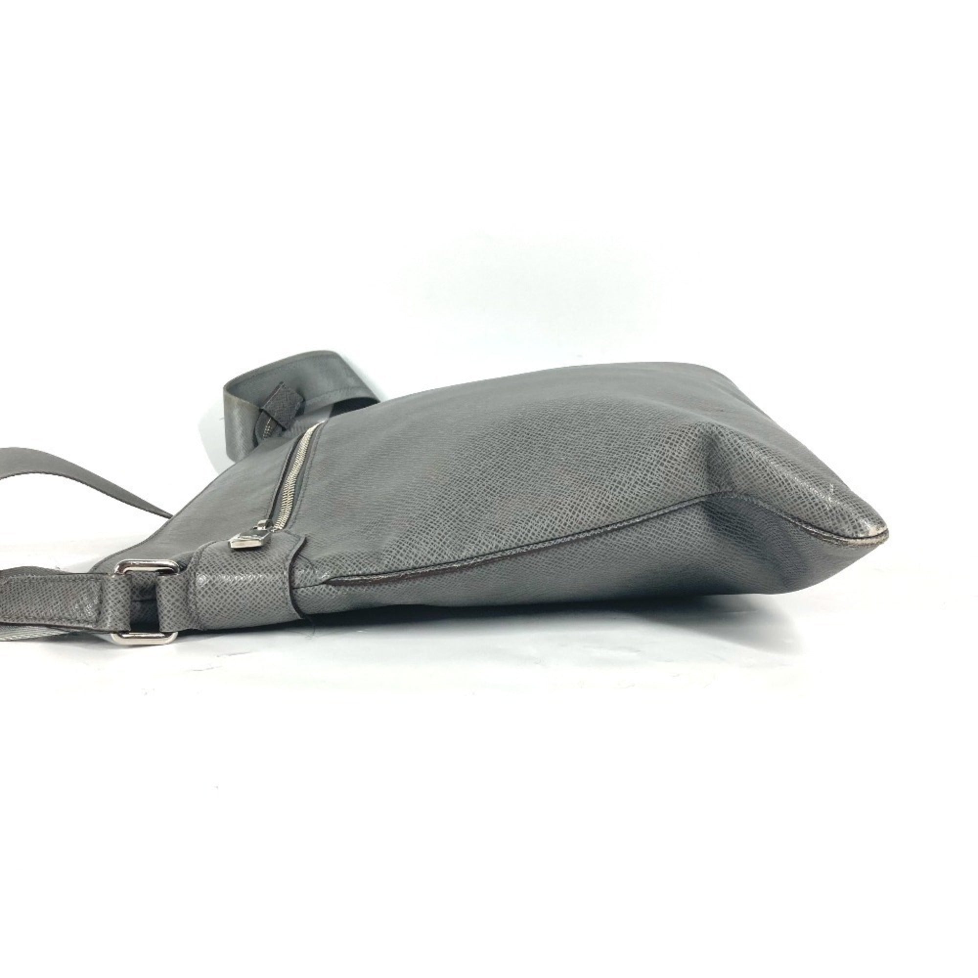Louis Vuitton Gray Taiga Leather Pochette Shoulder Bag (Pre-Owned)