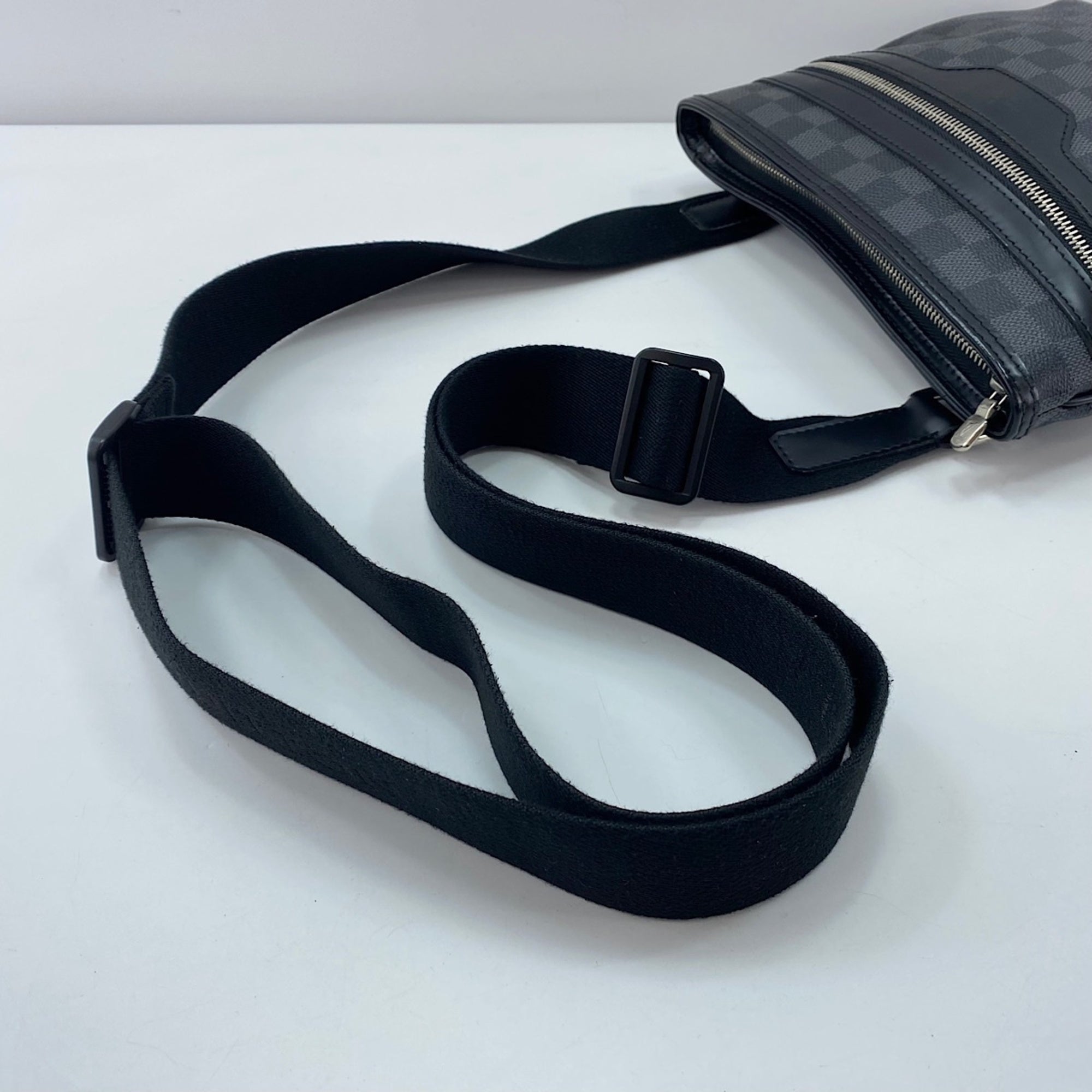 Louis Vuitton Black Shoulder Bag (Pre-Owned)