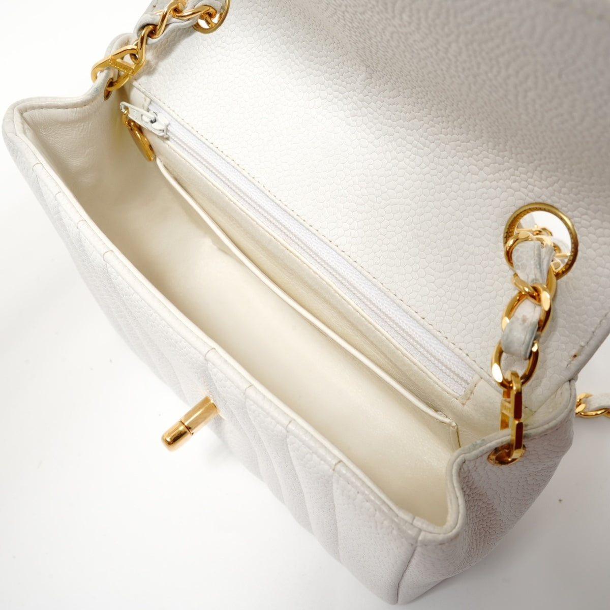 Chanel White Grained Calfskin Shoulder Bag (Pre-Owned)