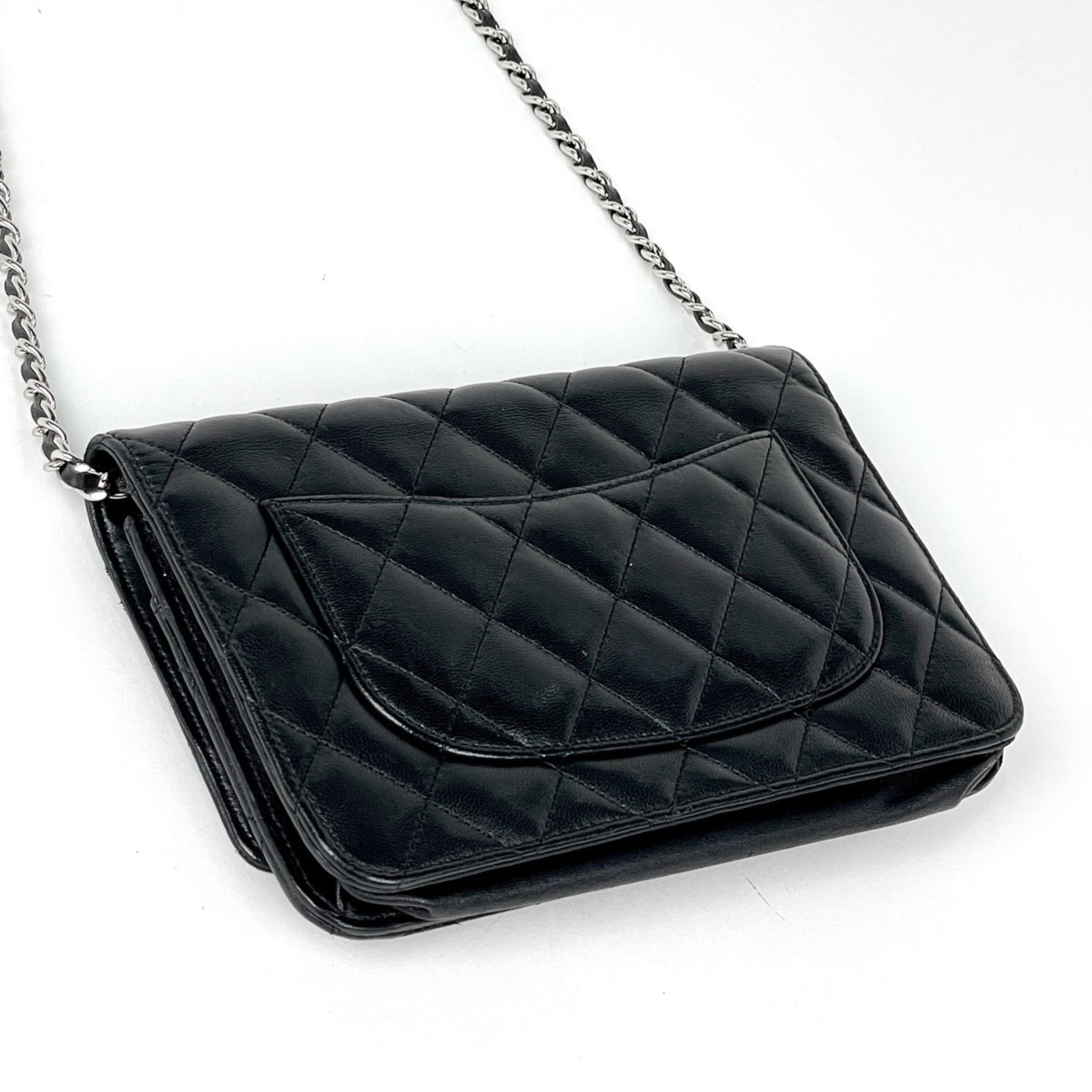 Chanel Black Leather Shoulder Bag (Pre-Owned)