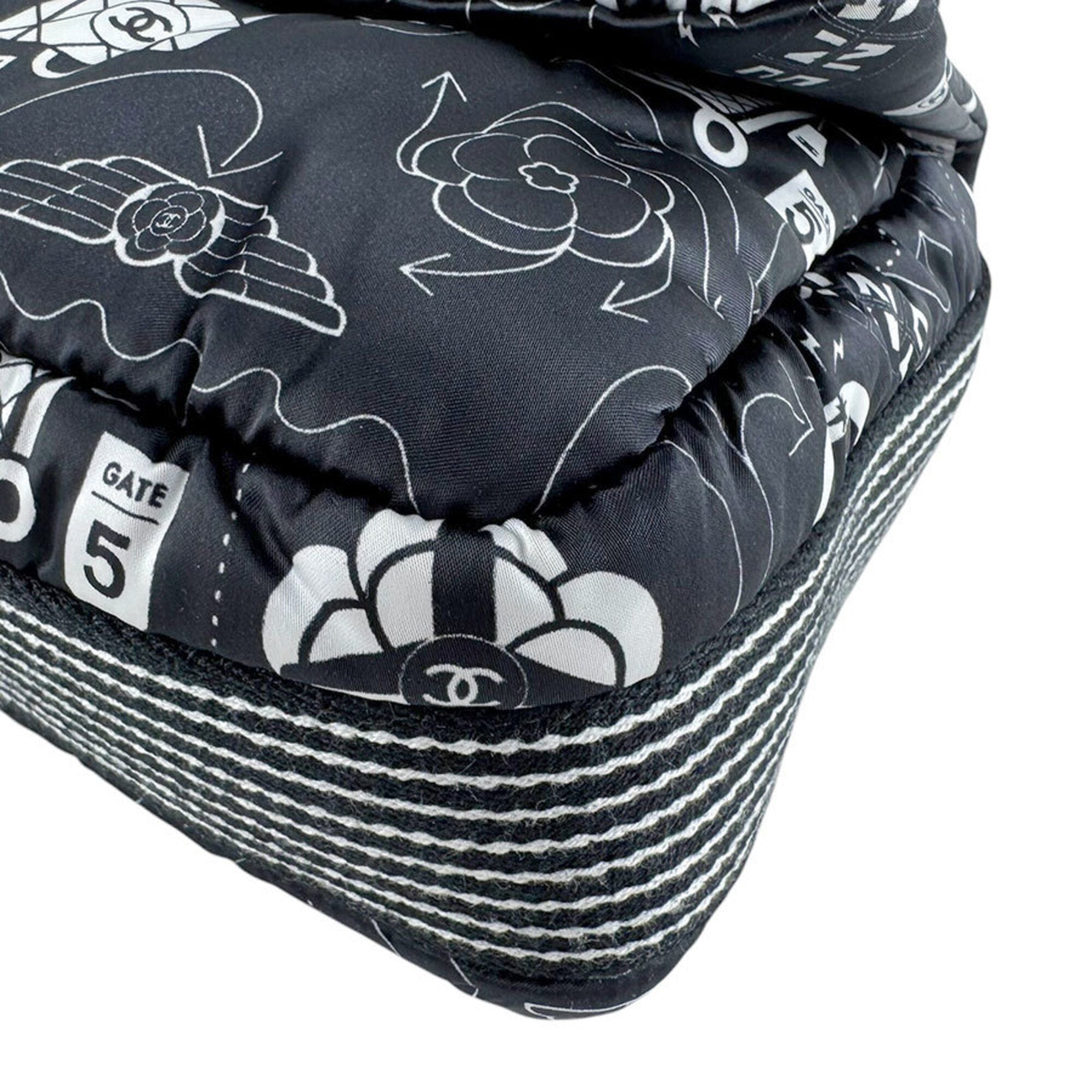 Chanel Black White Nylon Shoulder Bag (Pre-Owned)