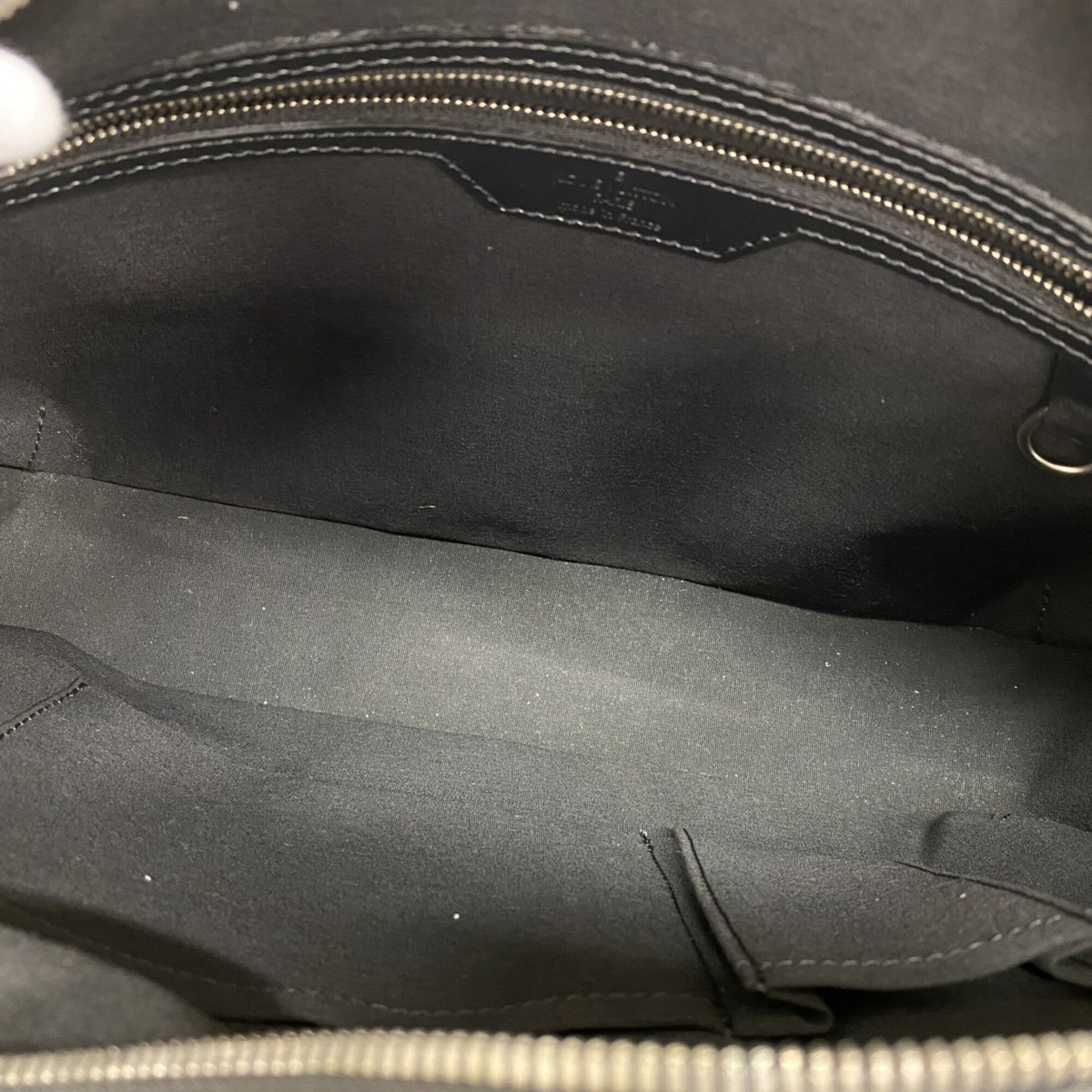 Louis Vuitton Noir Handbag (Pre-Owned)