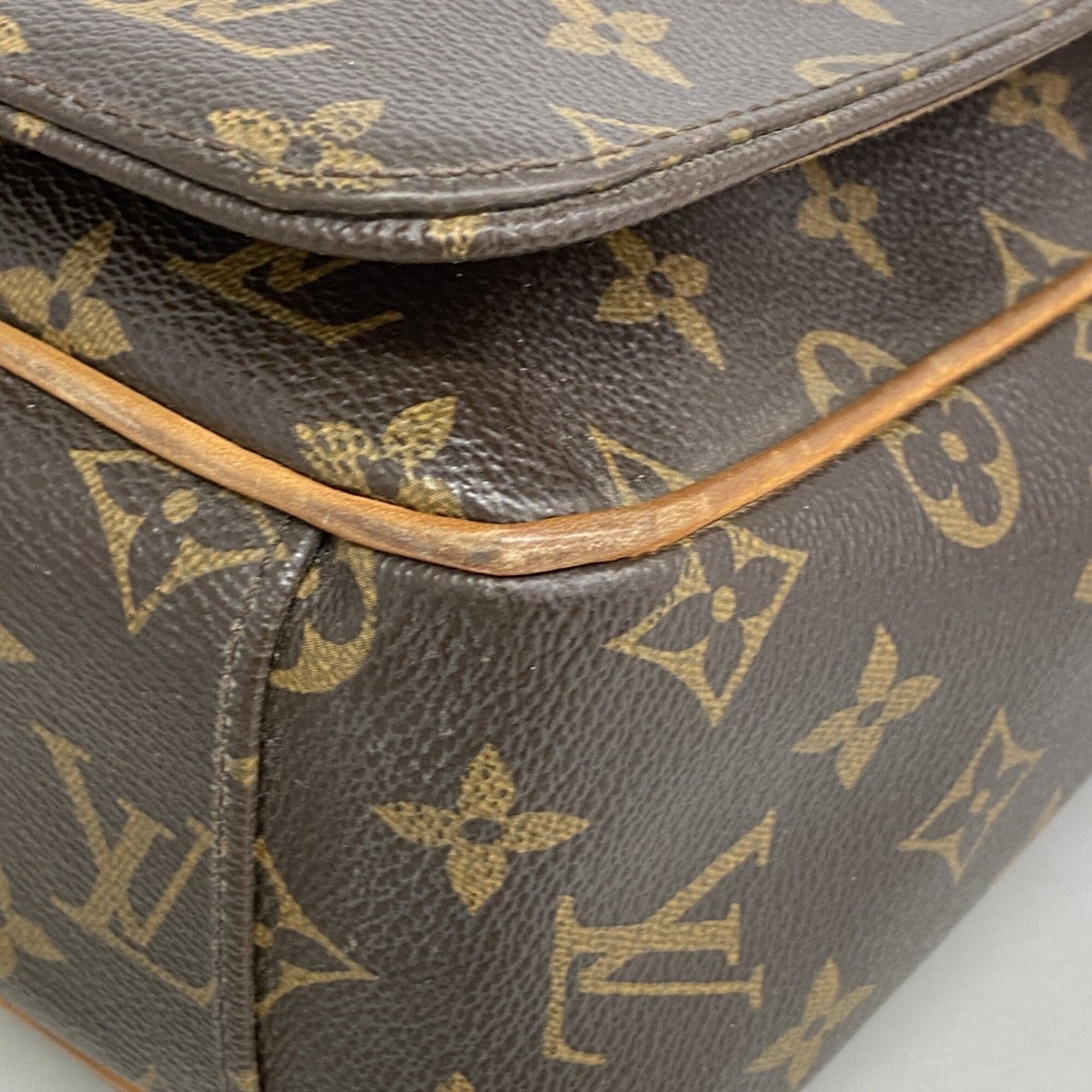 Louis Vuitton Brown Shoulder Bag (Pre-Owned)