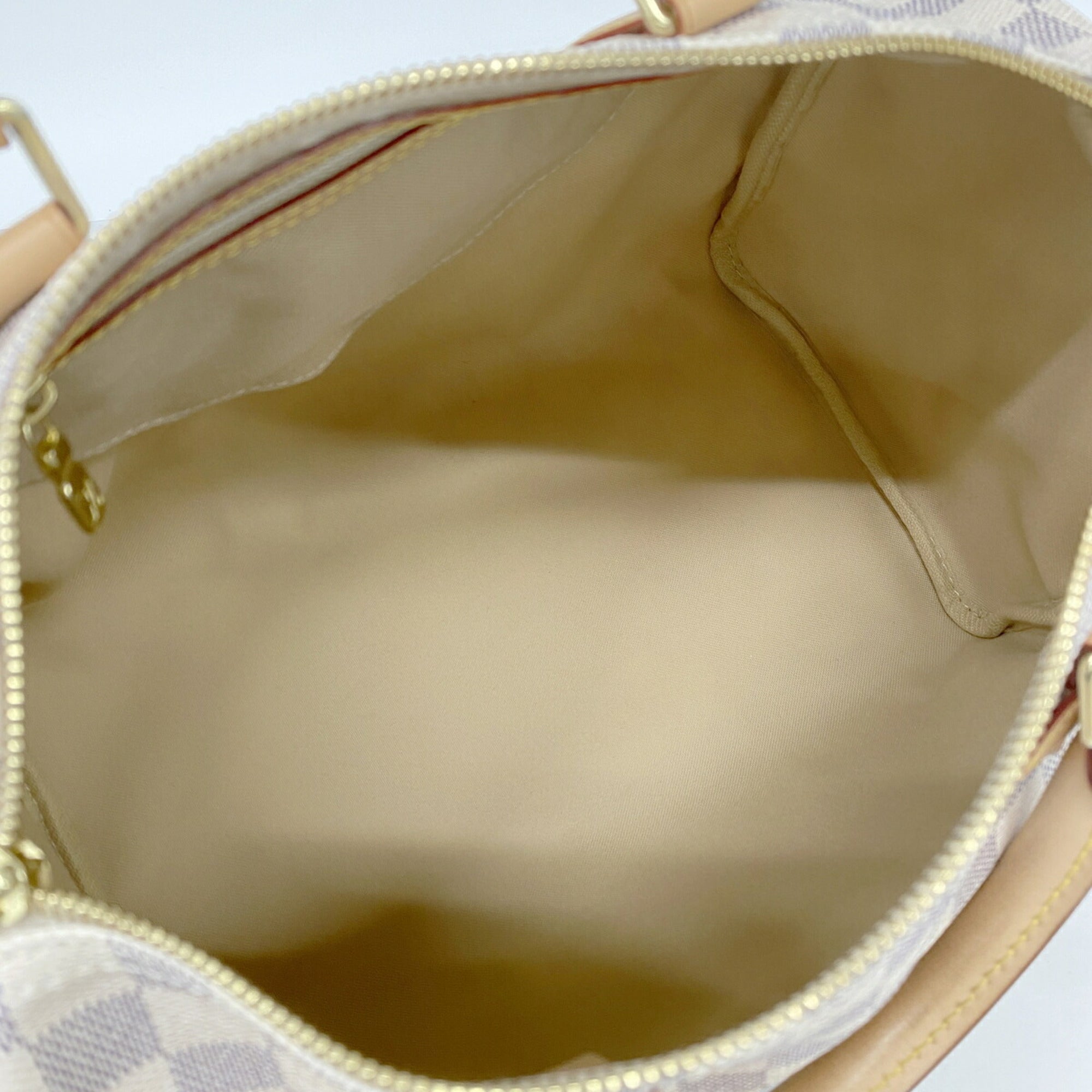 Louis Vuitton White Handbag (Pre-Owned)