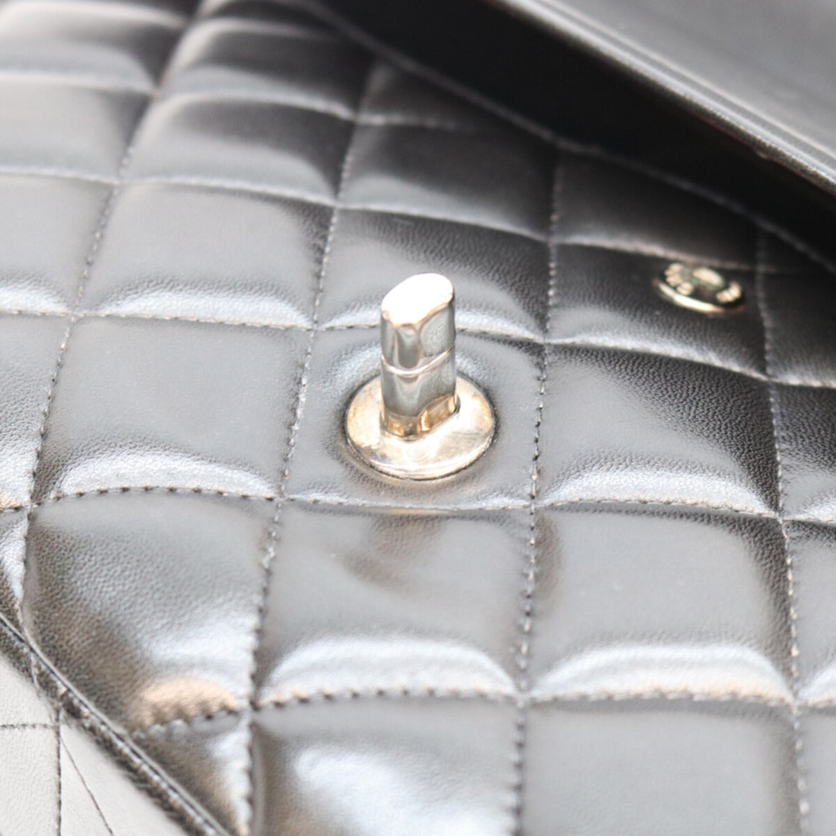 Chanel Black Leather Shoulder Bag (Pre-Owned)