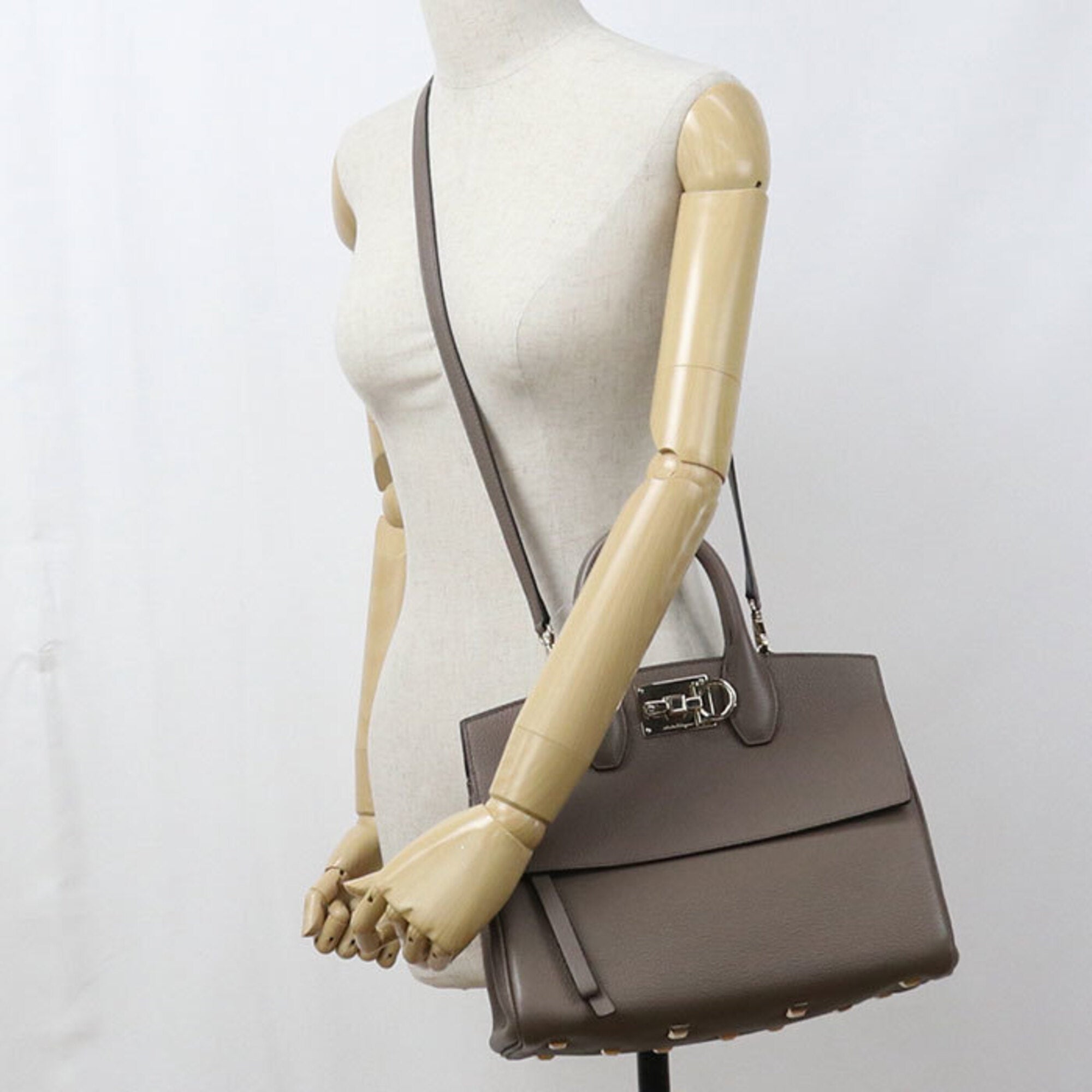 Salvatore Ferragamo Gray Leather Handbag (Pre-Owned)