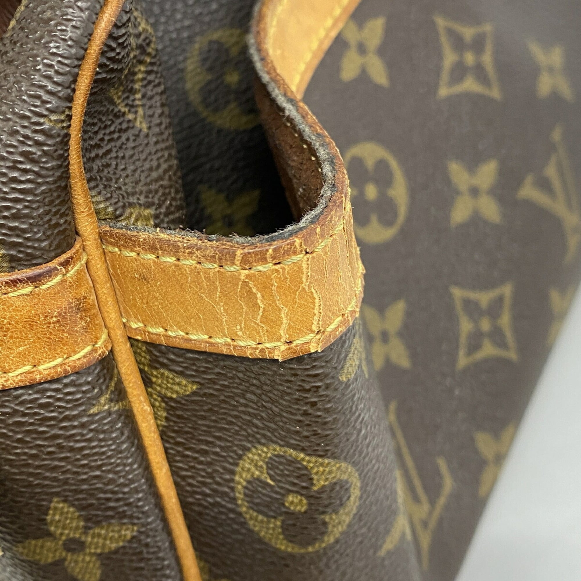 Louis Vuitton Brown Clutch Bag (Pre-Owned)