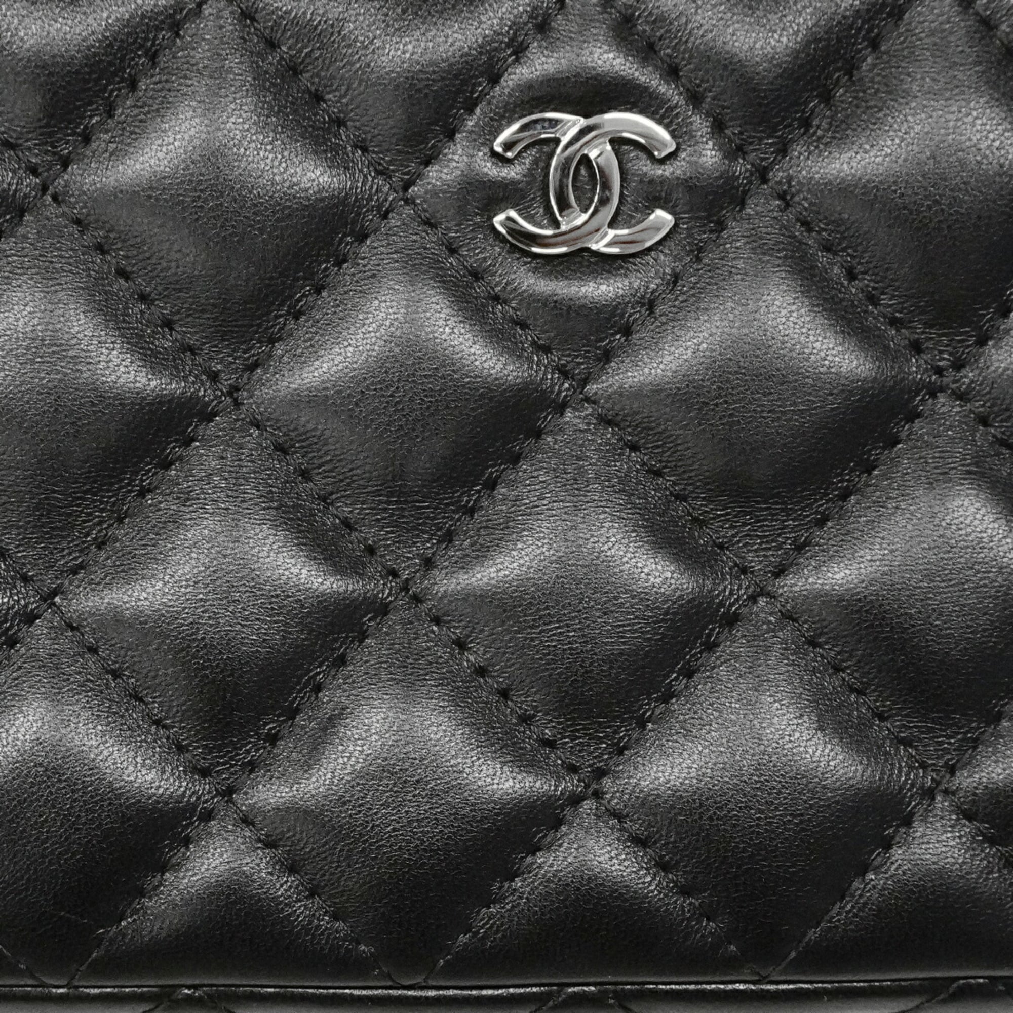 Chanel Black Leather Shoulder Bag (Pre-Owned)