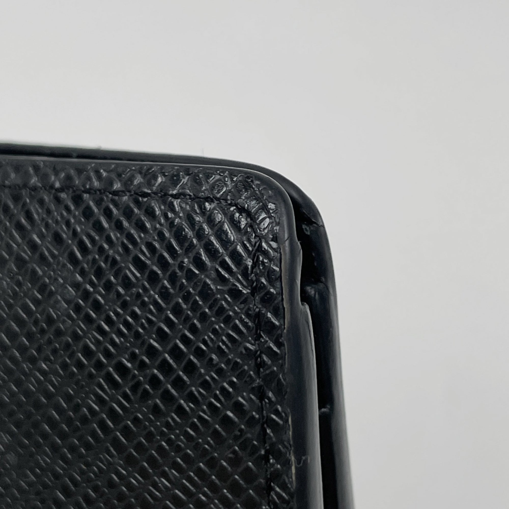 Louis Vuitton Taiga Black Noir Taiga Leather Wallet (Bi-Fold) (Pre-Owned)