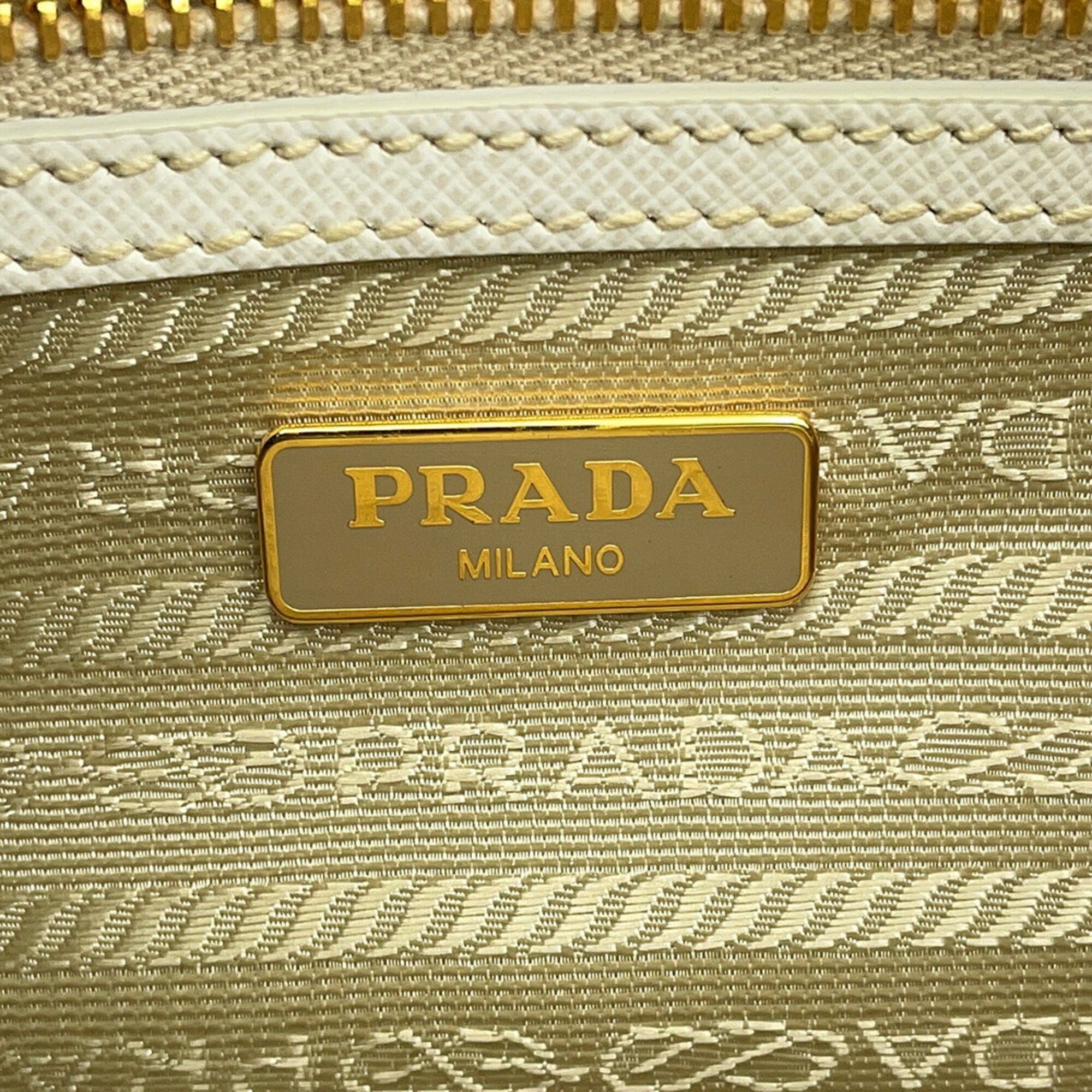 Prada White Leather Handbag Shoulder Bag (Pre-Owned)