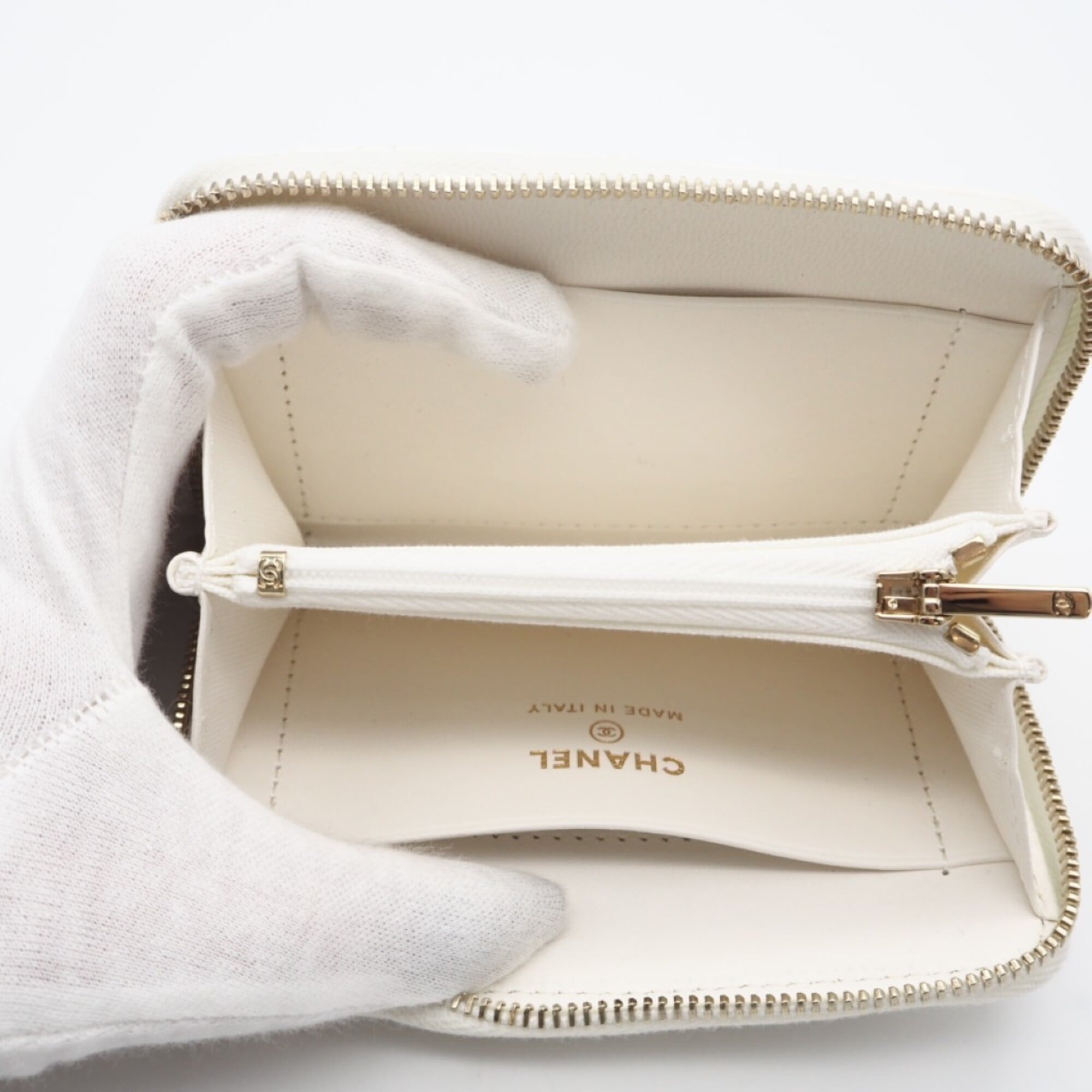 Chanel Matelasse White Leather Coin Purse/Coin Case (Pre-Owned)