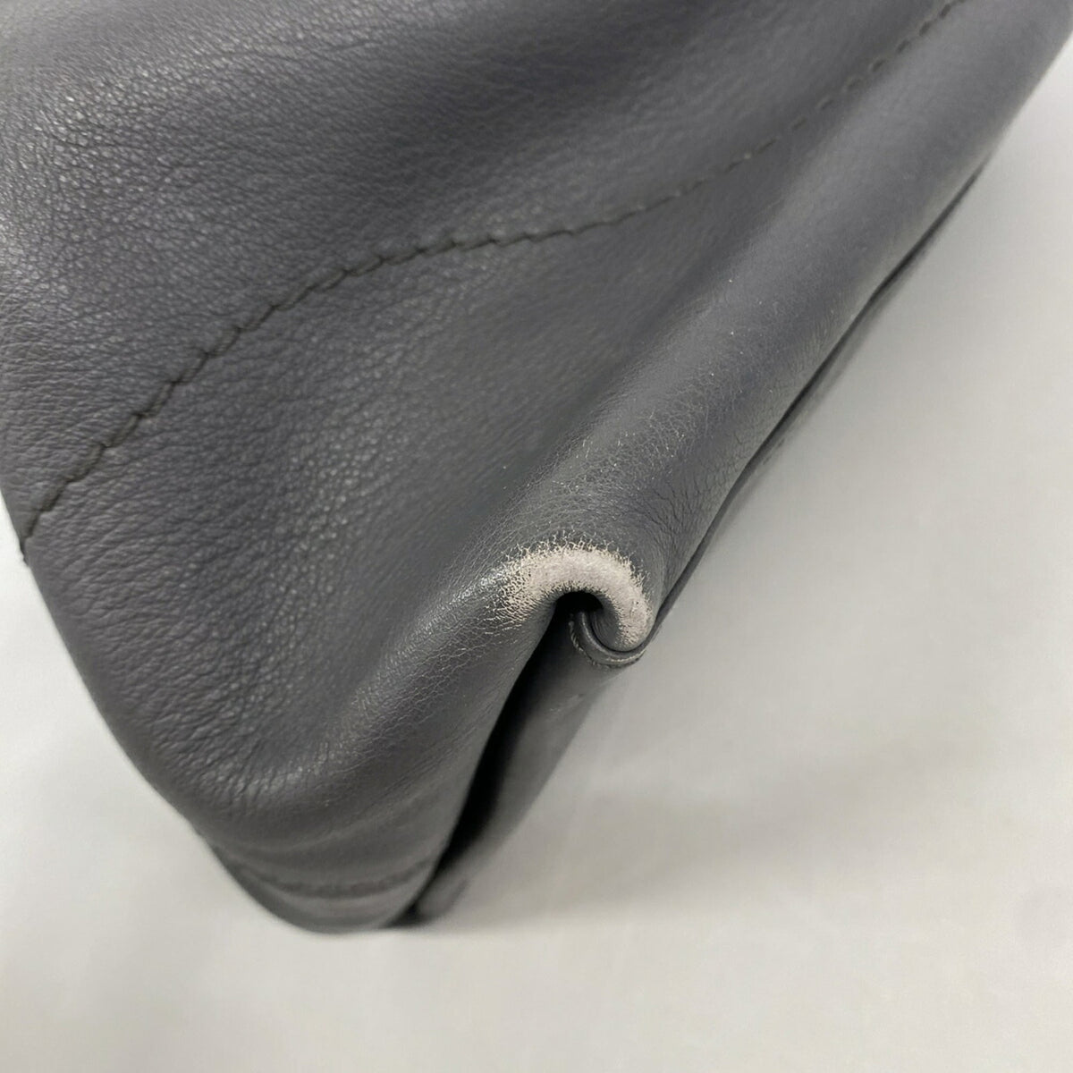 Salvatore Ferragamo Gray Leather Handbag (Pre-Owned)