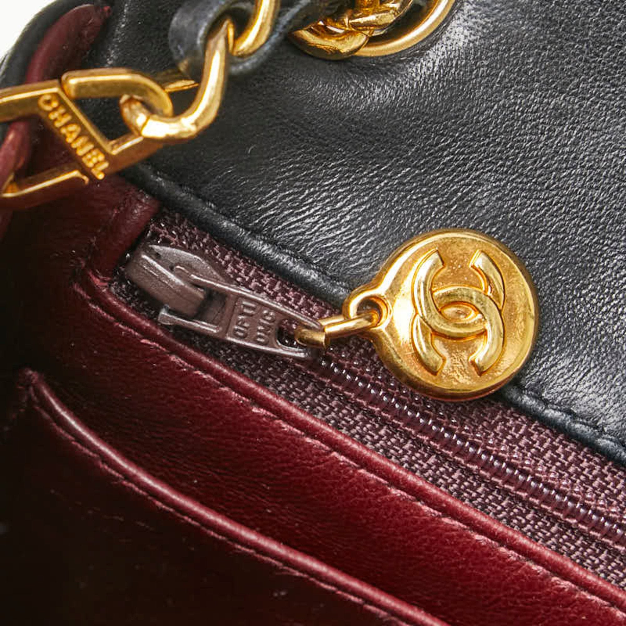 Chanel Black Leather Shoulder Bag (Pre-Owned)
