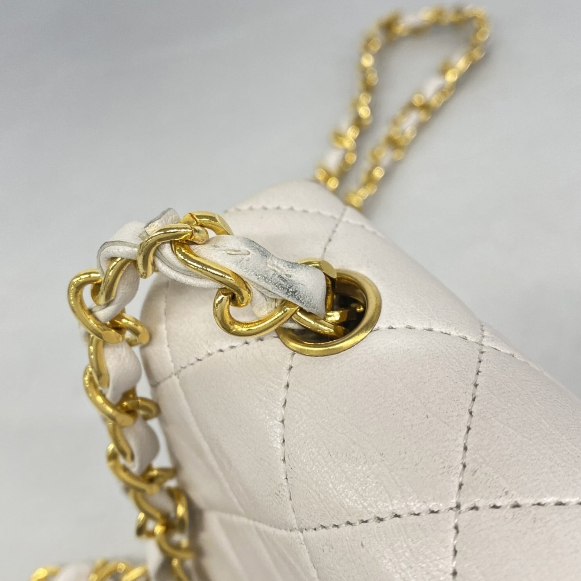 Chanel White Leather Shoulder Bag (Pre-Owned)