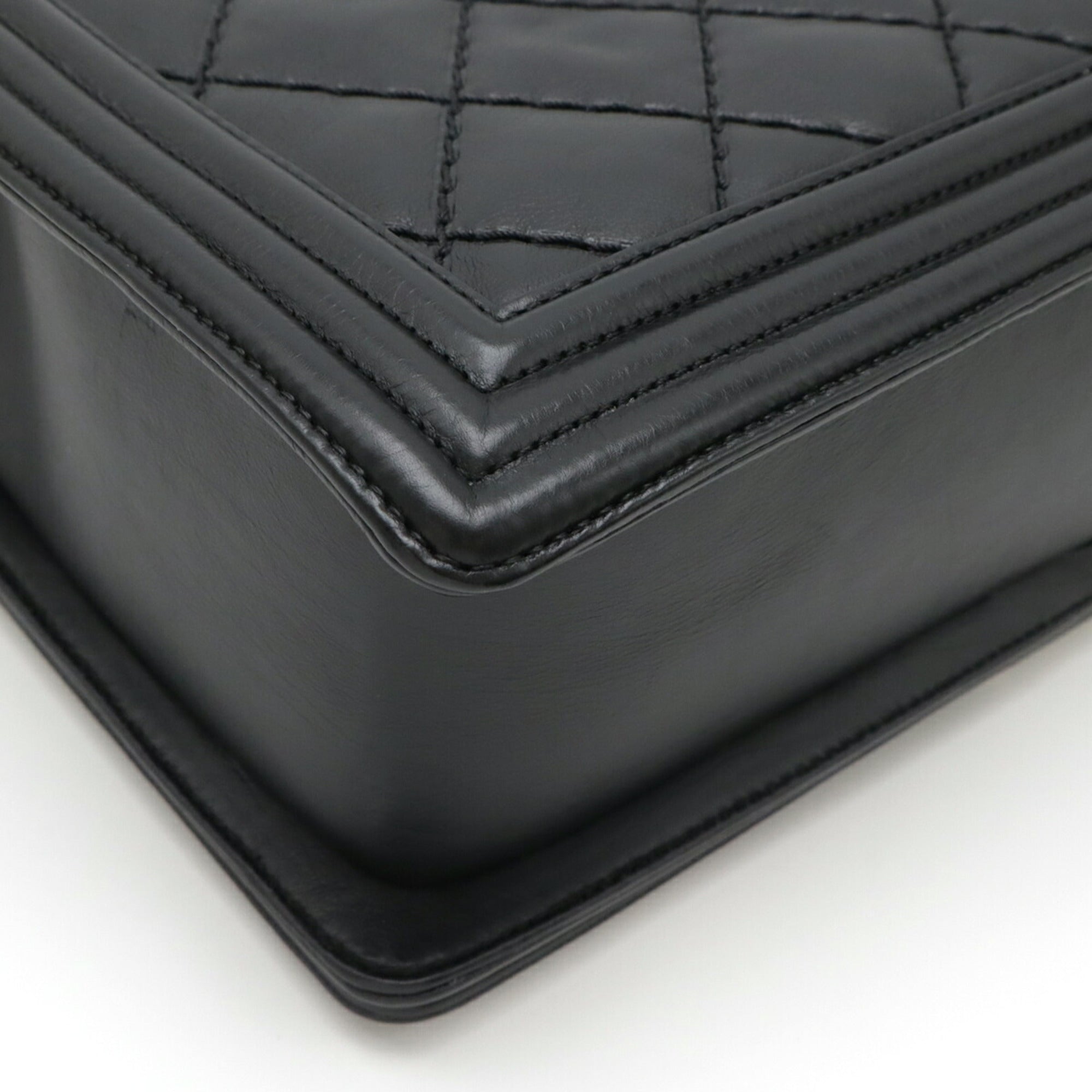 Chanel Matelasse Black Leather Shoulder Bag (Pre-Owned)