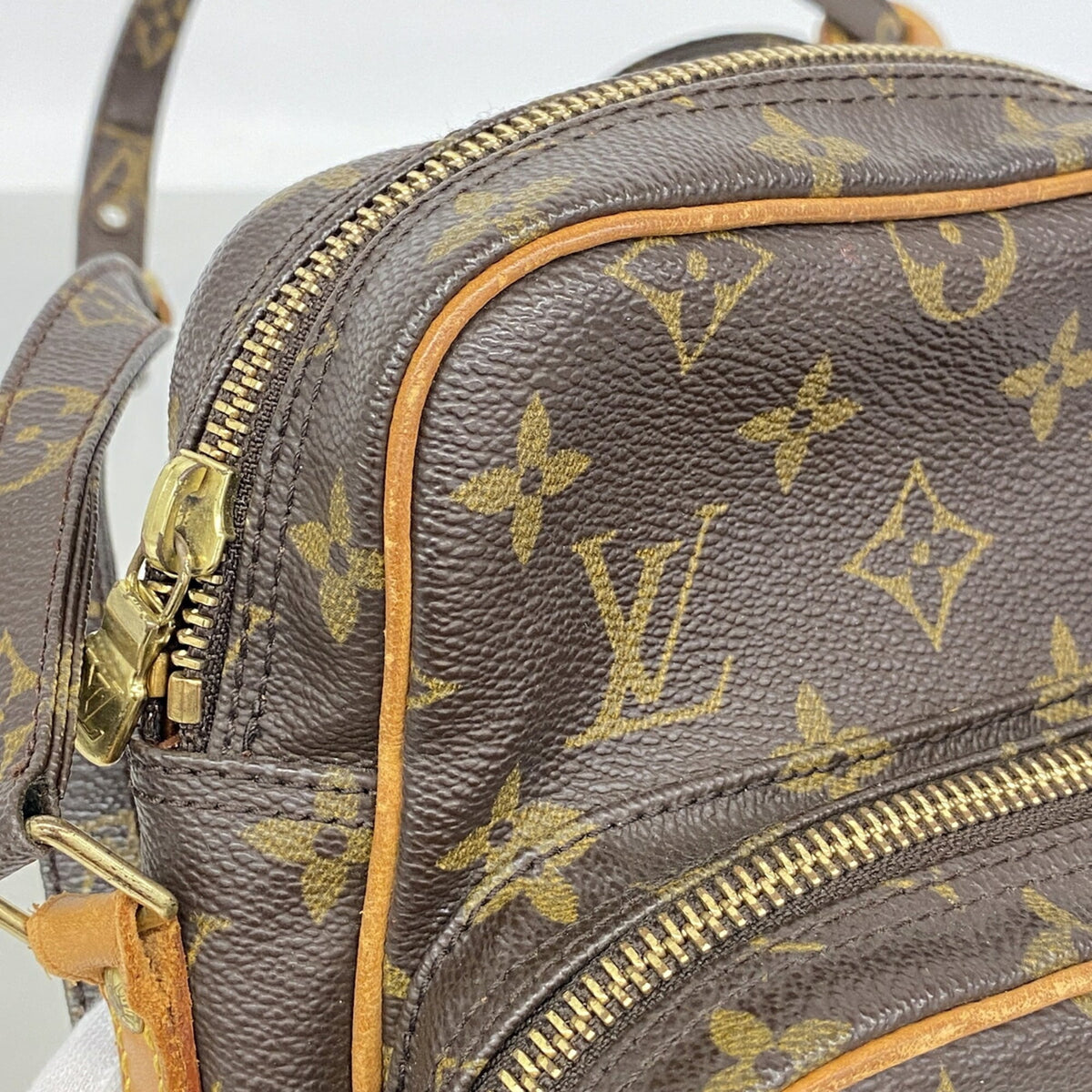 Louis Vuitton Brown Shoulder Bag (Pre-Owned)