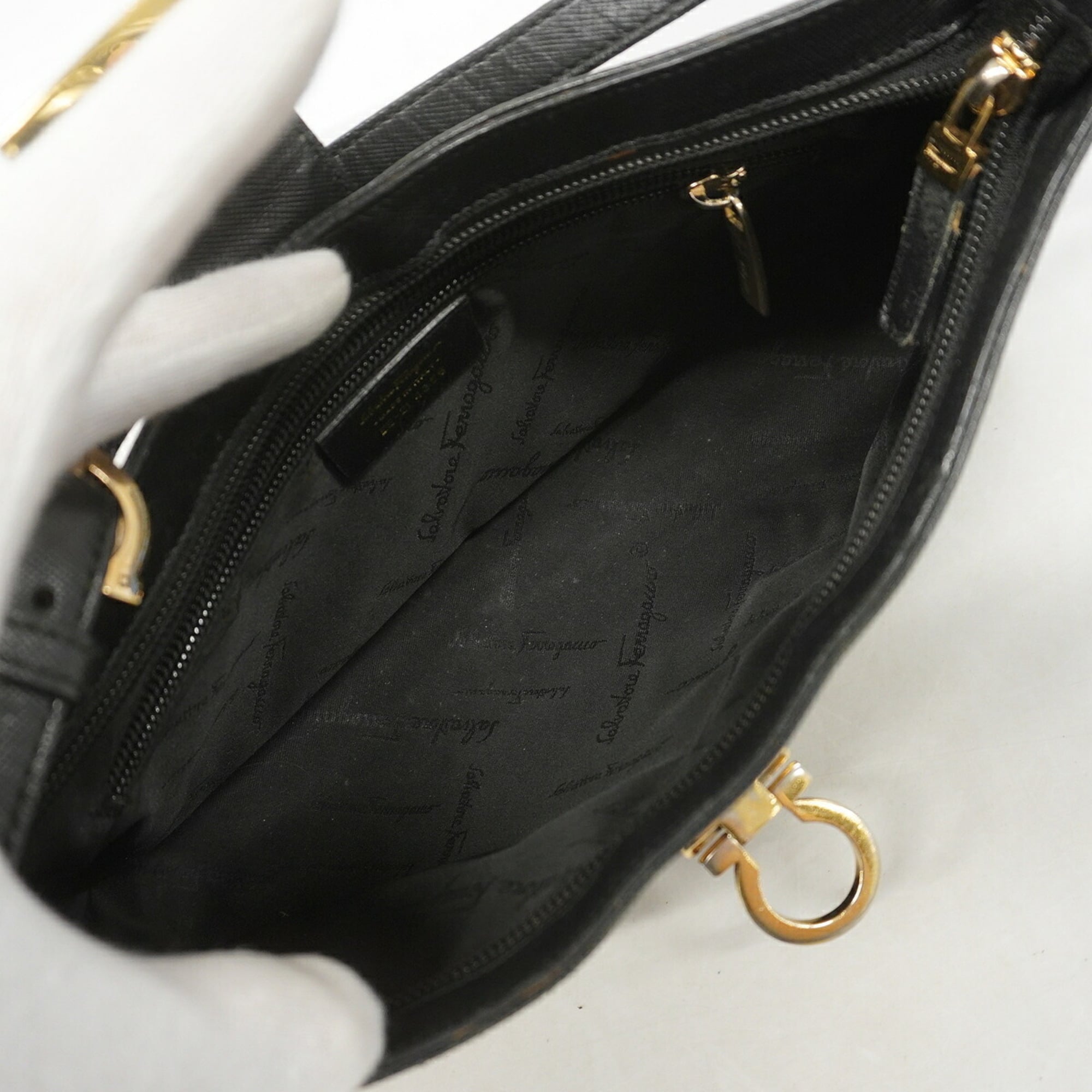 Salvatore Ferragamo Black Leather Shoulder Bag (Pre-Owned)